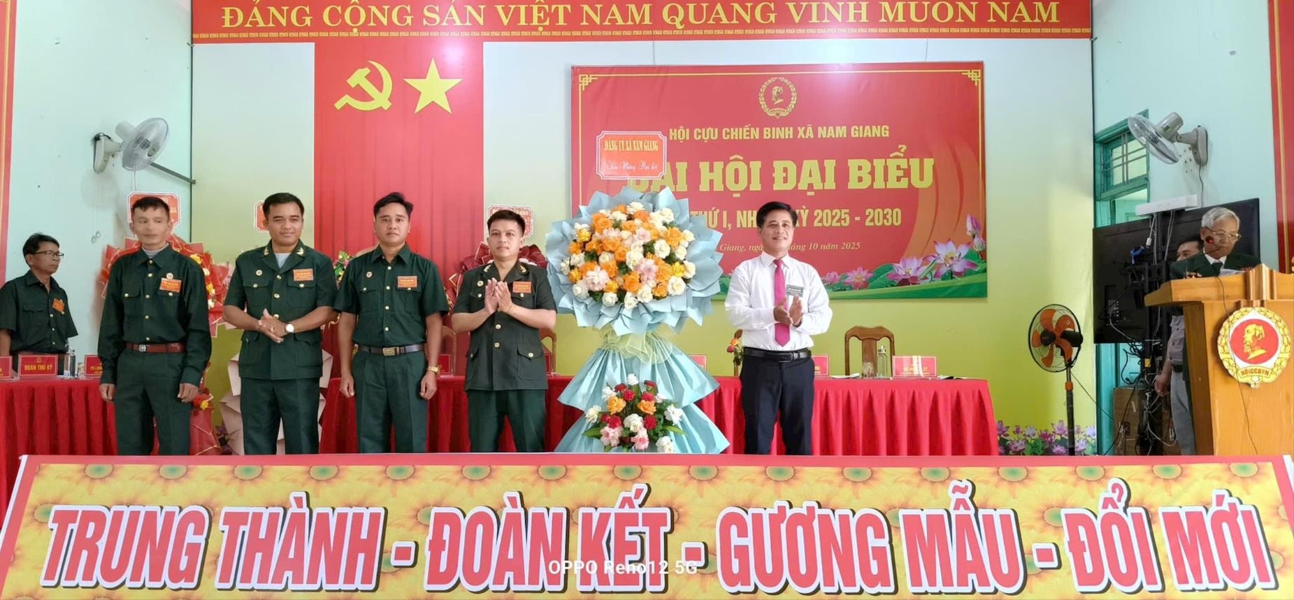 Ông Hiên Dơnh, Phó Bí thư Đảng ủy xã Nam Giang tặng hoa chúc mừng Đại hội. Ảnh: VĂN THỦY