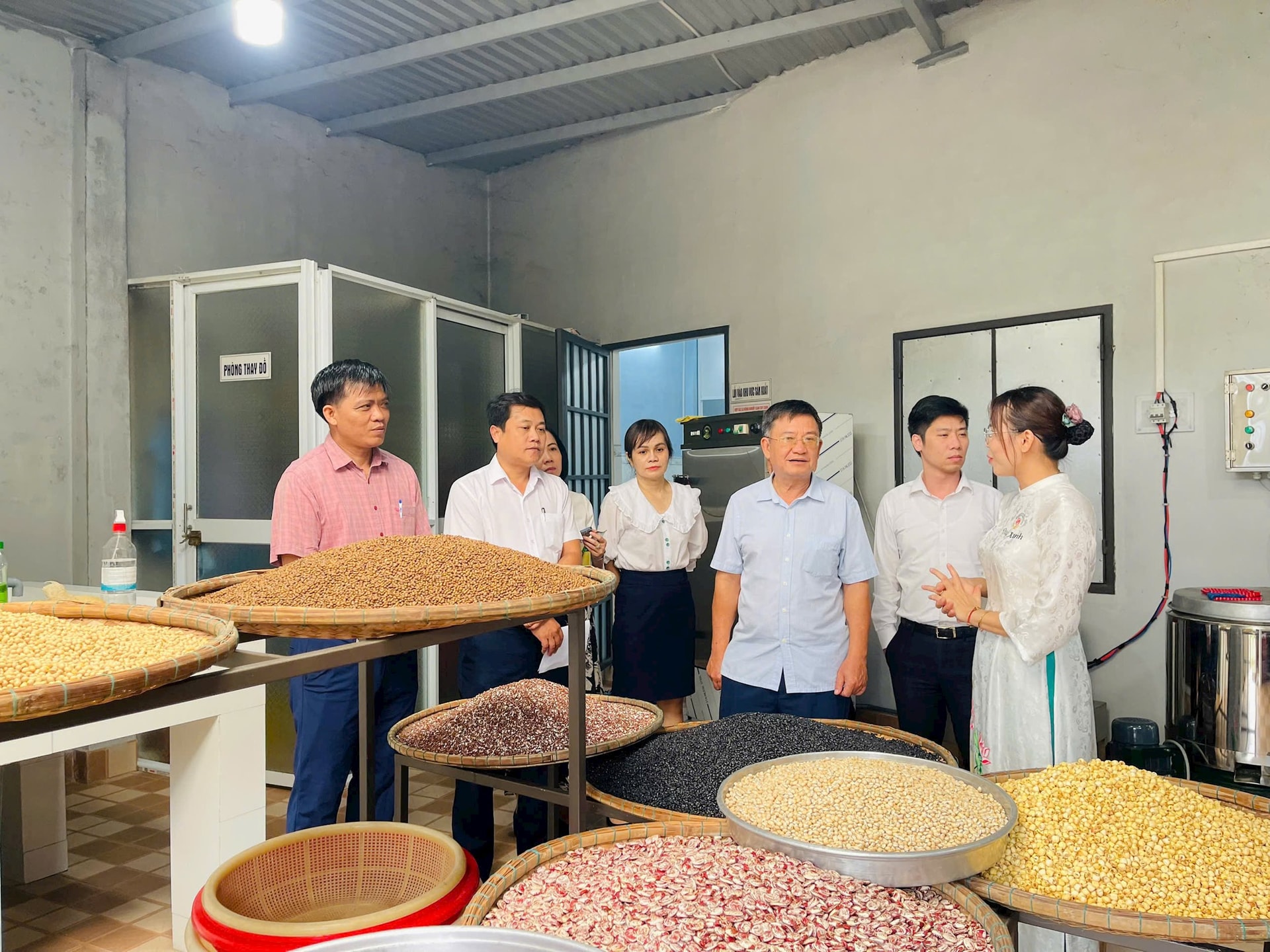 Lãnh đạo Bộ Nông nghiệp và môi trường thăm HTX Nông nghiệp xanh Duy Oanh