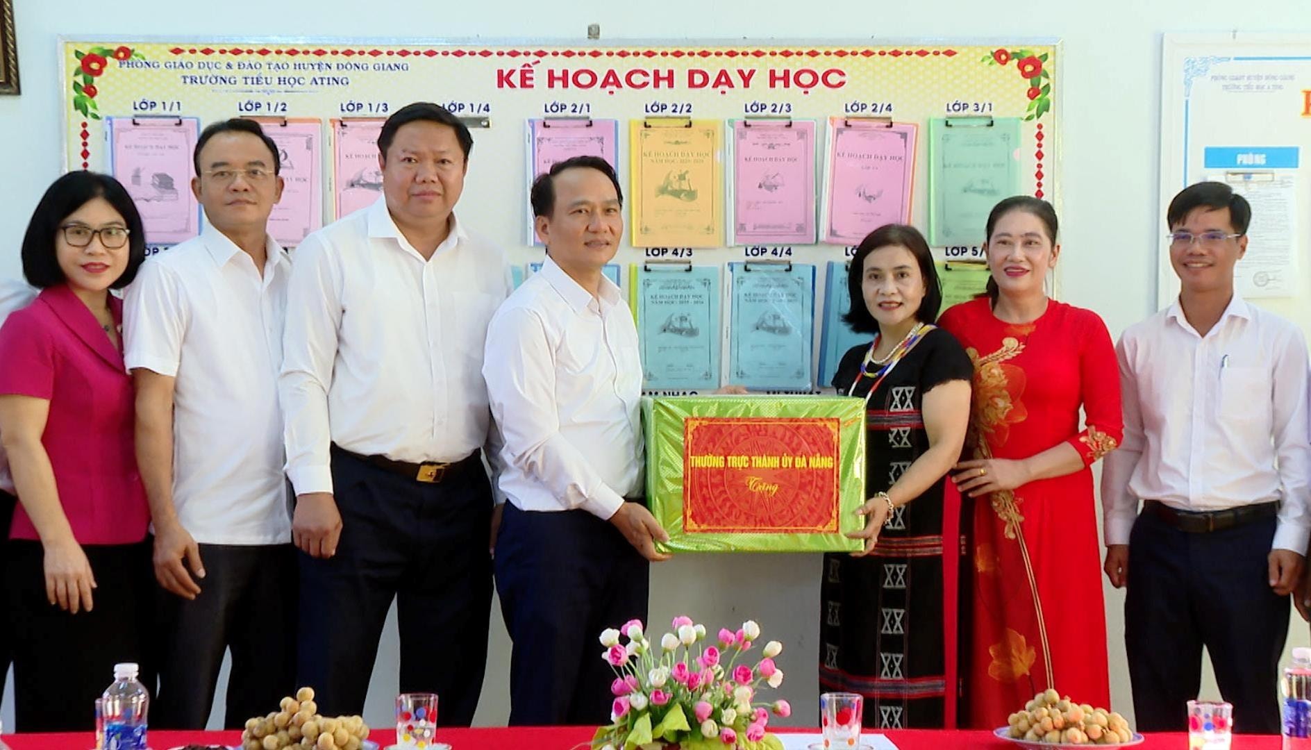Phó Bí thư Thường trực Thành ủy Nguyễn Đình Vĩnh (thứ 4, bên trái sang) tặng quà động viên thầy và trò Trường Tiểu học Ating. Ảnh: ANH QUÂN