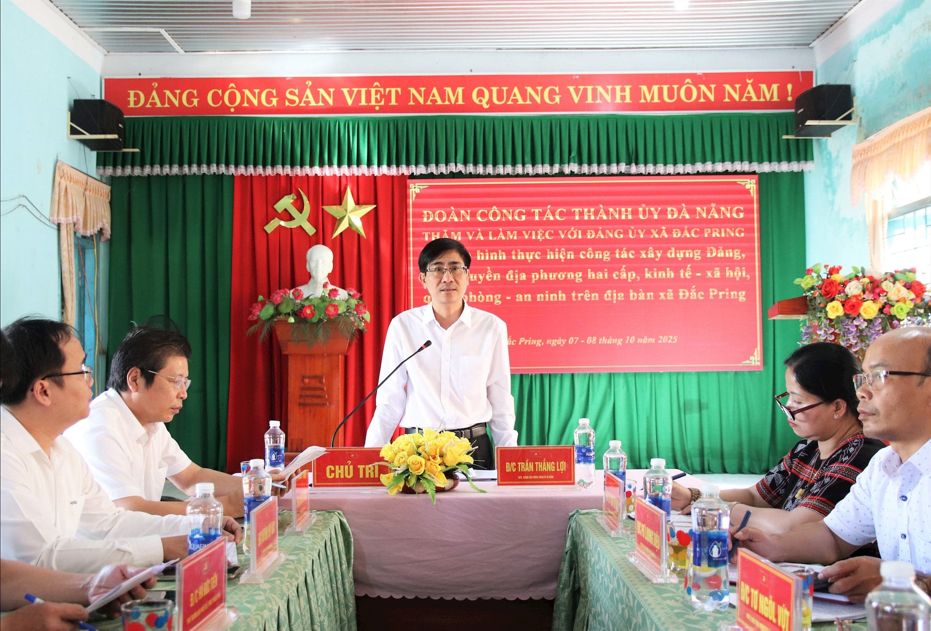 ប្រធានការិយាល័យគណៈកម្មាធិការបក្សទីក្រុង លោក Tran Thang Loi បានអញ្ជើញជាអធិបតីក្នុងកិច្ចប្រជុំការងារជាមួយឃុំដាកព្រីង។ រូបថត៖ TRONG HUY