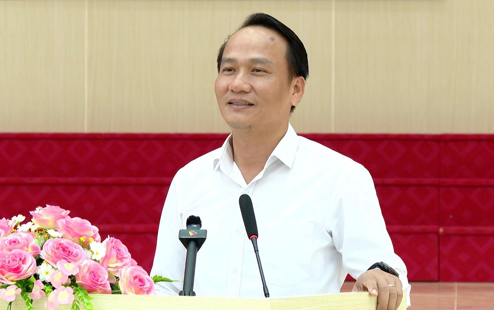 Phó Bí thư Thường trực Thành ủy Nguyễn Đình Vĩnh phát biểu chỉ đạo tại Hội nghị Ban Chấp hành Đảng bộ xã Tây Giang.