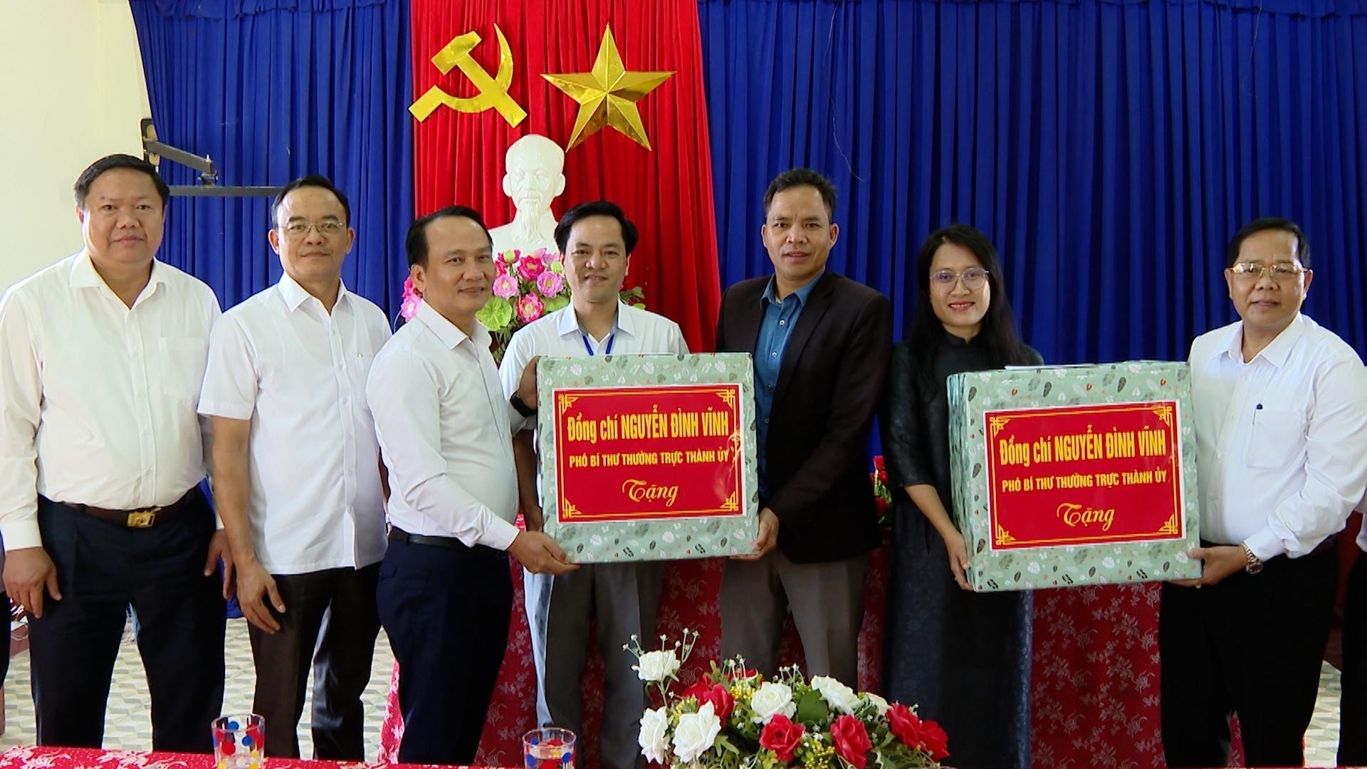 Phó Bí thư Thường trực Thành ủy Nguyễn Đình Vĩnh tặng quà Trường THPT Tây Giang.