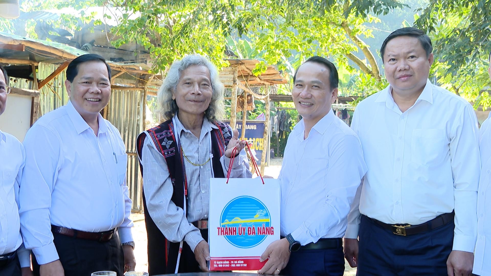 Phó Bí thư Thường trực Thành ủy Nguyễn Đình Vĩnh đến thăm, tặng quà Già làng Bríu Pố.