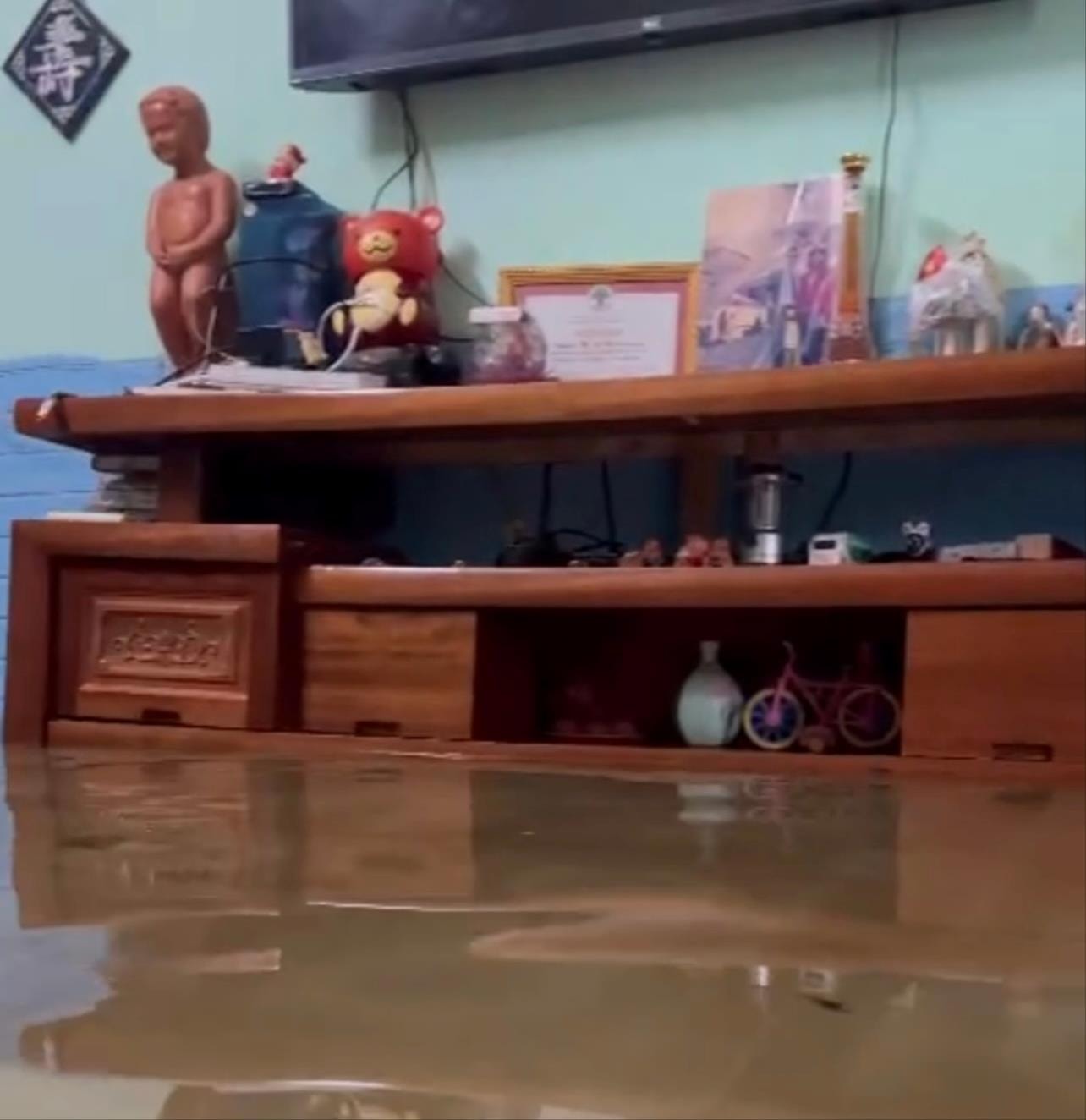 Mỗi khi trời mưa, nước lại ngập tràn vào nhà dân tại tổ 39, phường Hòa Khánh. Ảnh.KHÁNH HUYỀN