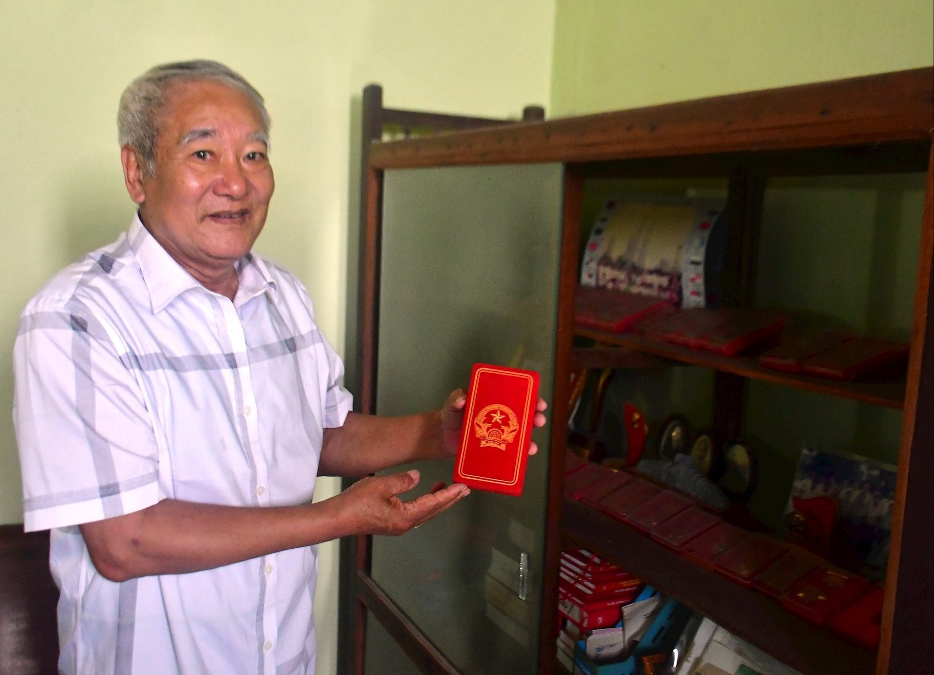 Ong Nghia ben tu luu giu ky niem phan thuong trong cong tac, trong do co Huan chuong lao dong hang 3