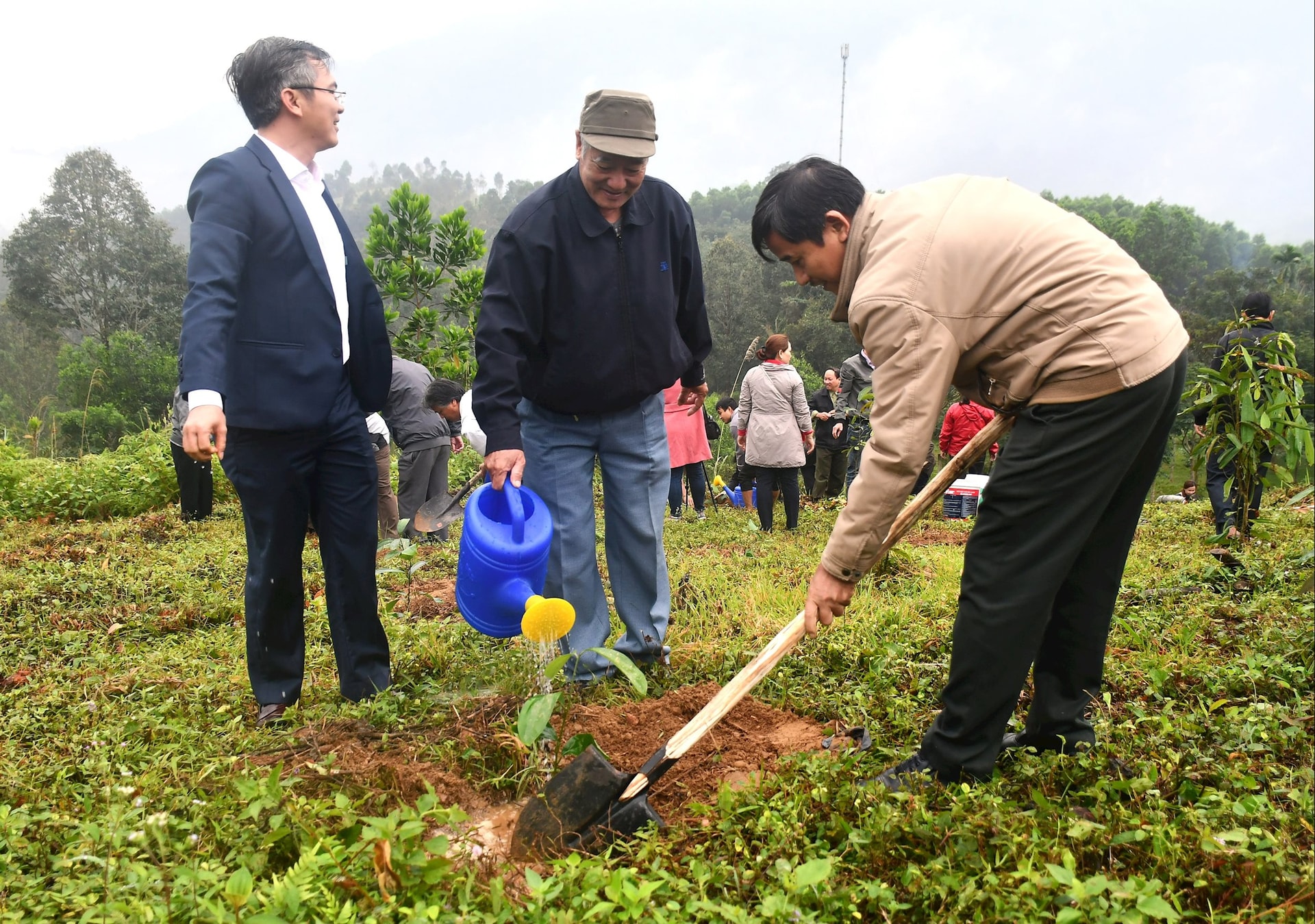 Ong Nghia giua trong que