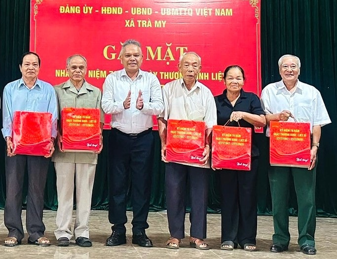 Ong Nghia ngoai cung ben trai duoc lanh dao xa Tra My tang qua nhan ngay 27.7.2025