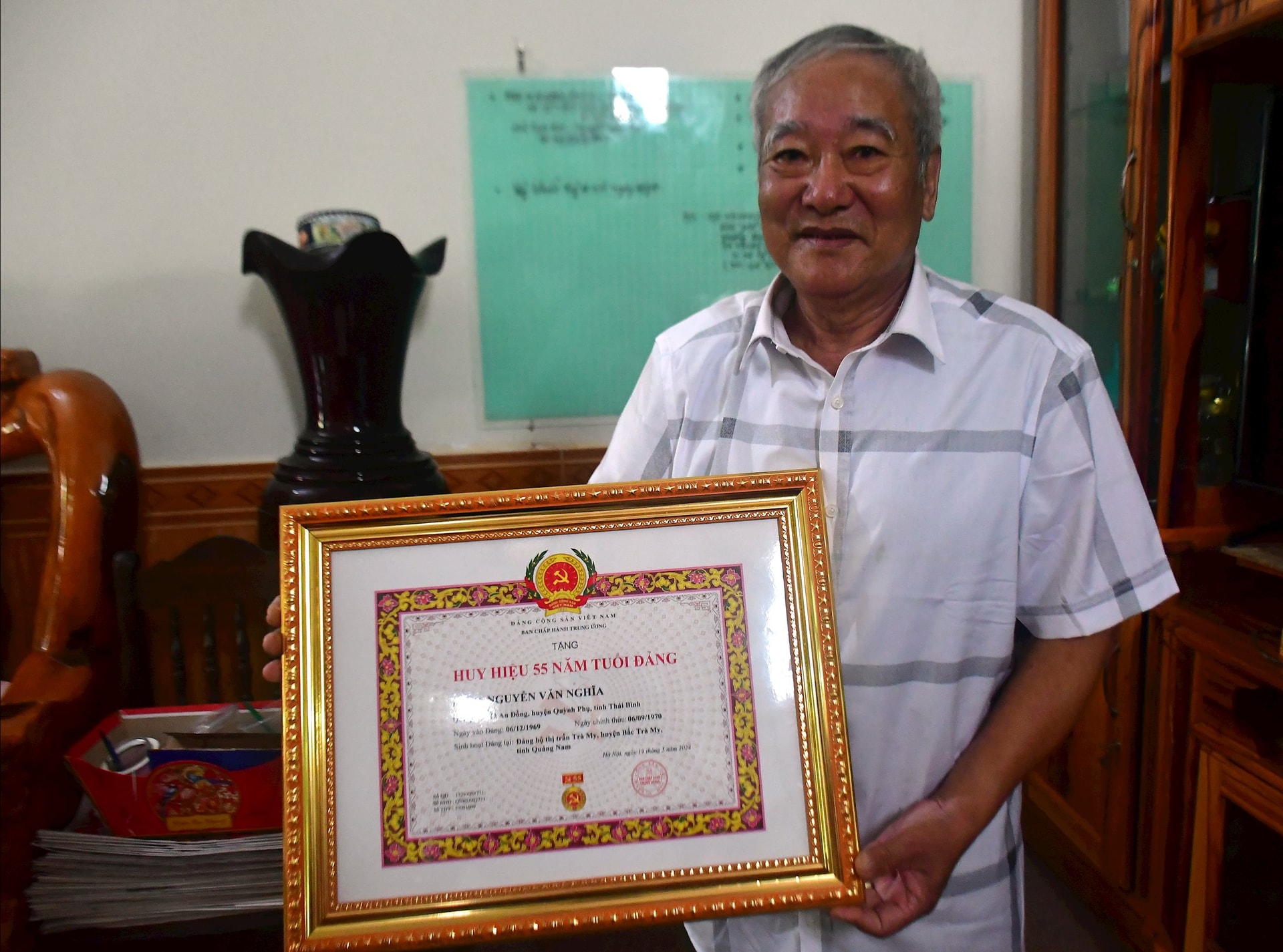 Ong Nghĩa va bang danh hieu cao quy 55 nam tuoi Dang hoi năm 2024