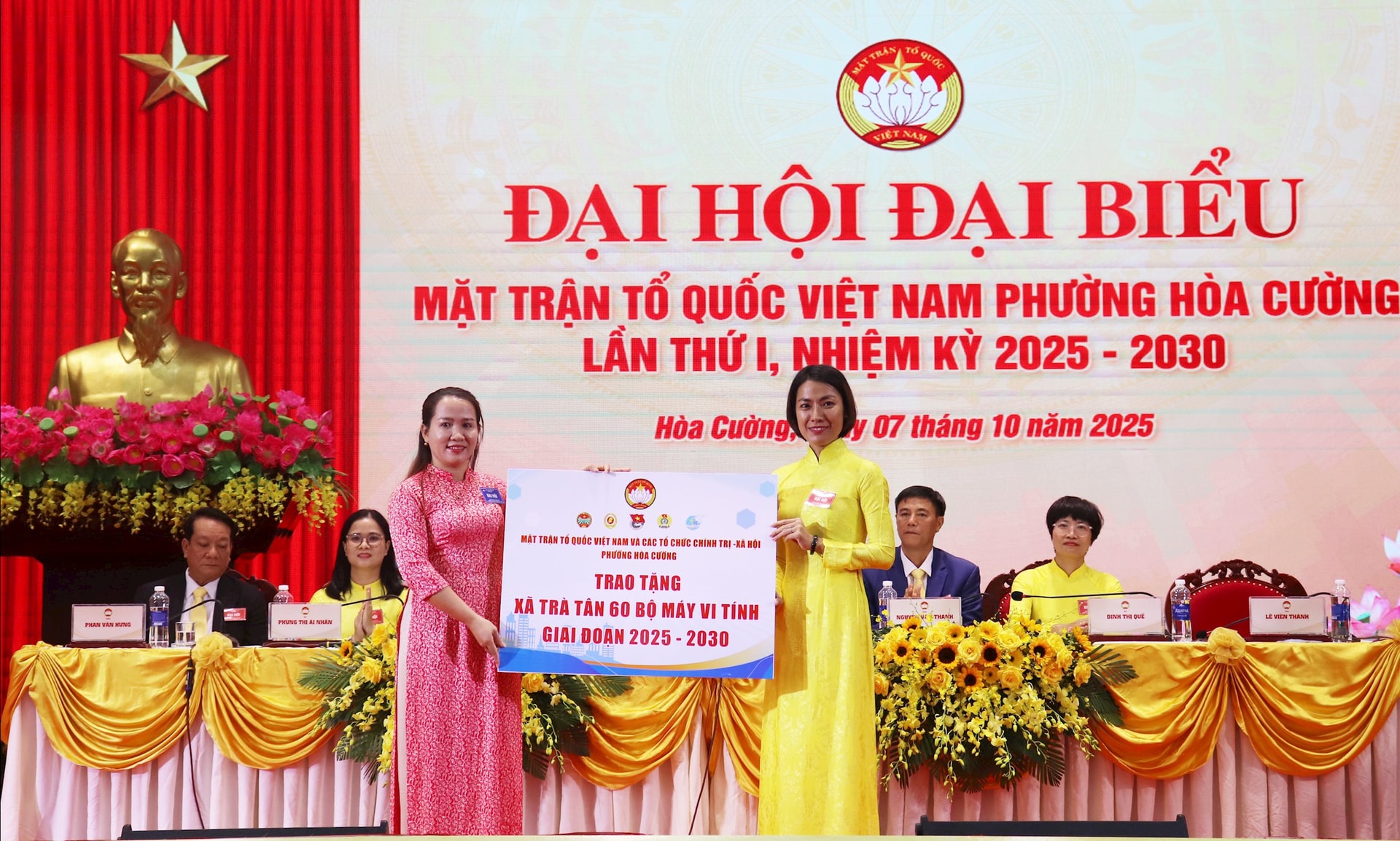 Chủ tịch Ủy ban MTTQ Việt Nam phường Hòa Cường Trần Thị Mai Hương (bên phải) trao tặng 60 bộ máy tính hỗ trợ xã kết nghĩa Trà Tân. Ảnh: ĐẮC MẠNH