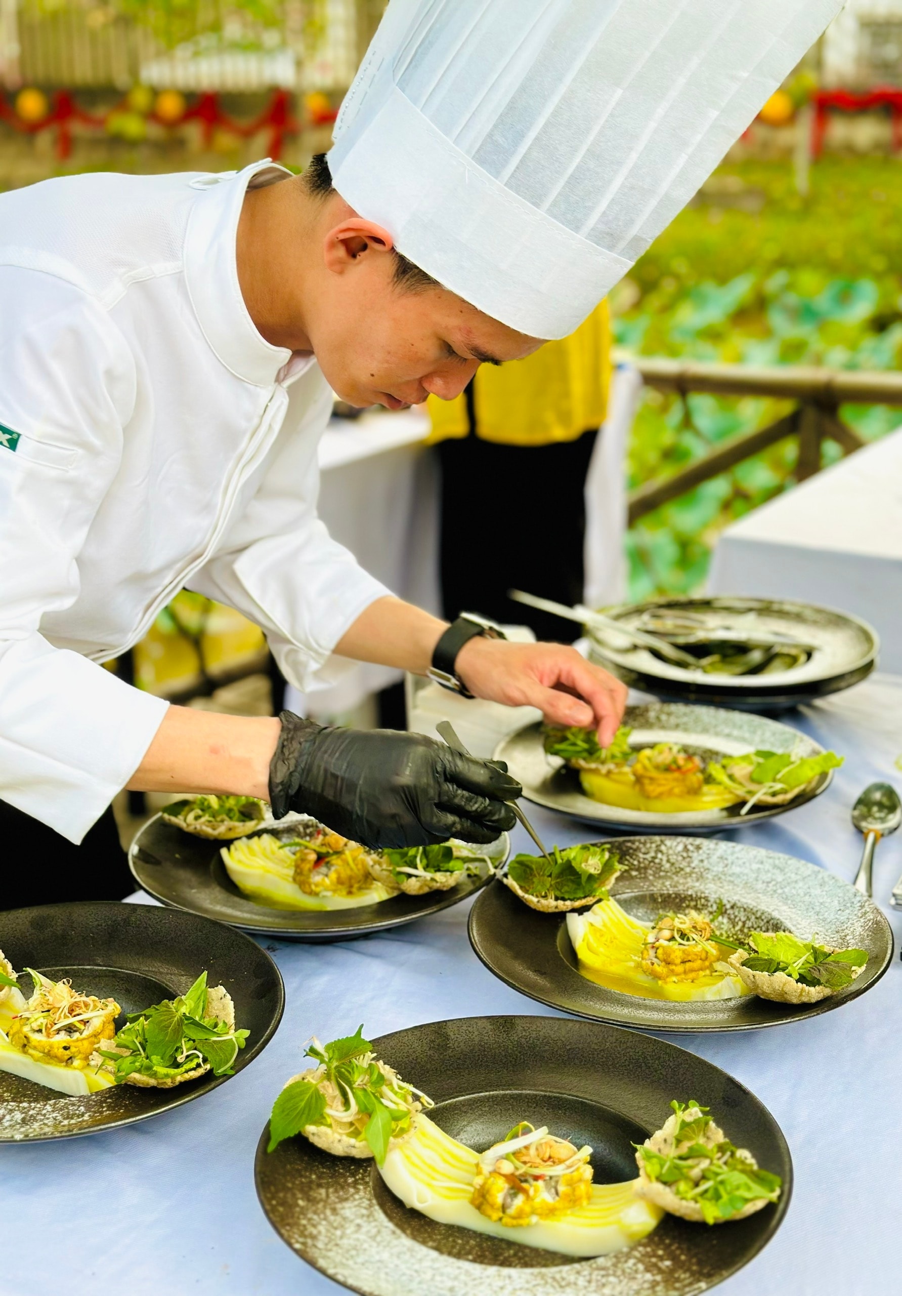 Koch bereitet kreative Quang-Nudeln (Fusion) beim Quang Noodle 2025-Wettbewerb zu. Foto: DONG TAI