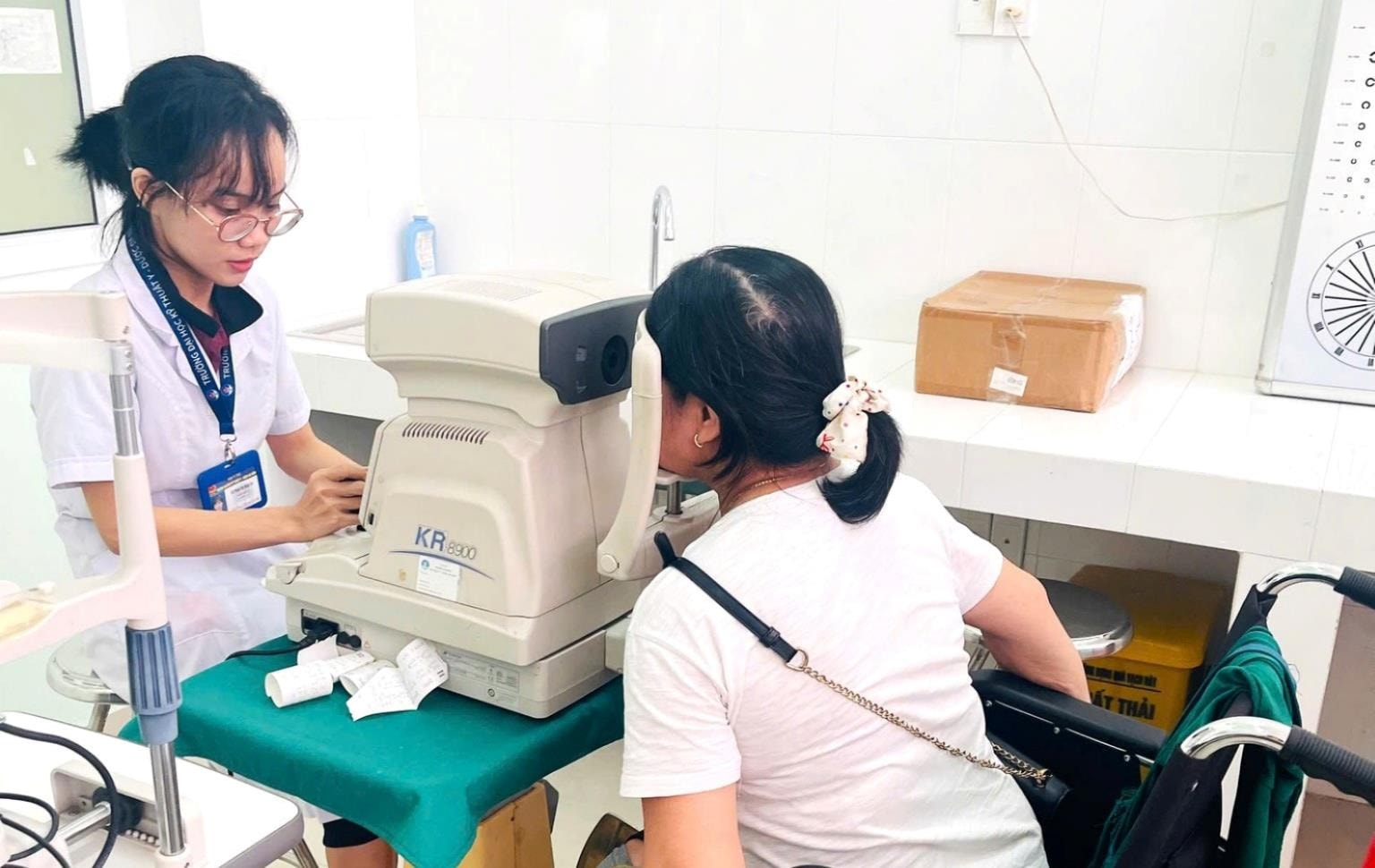 Người khuyết tật được khám sức khỏe tổng quát. Ảnh: HUY HOÀNG