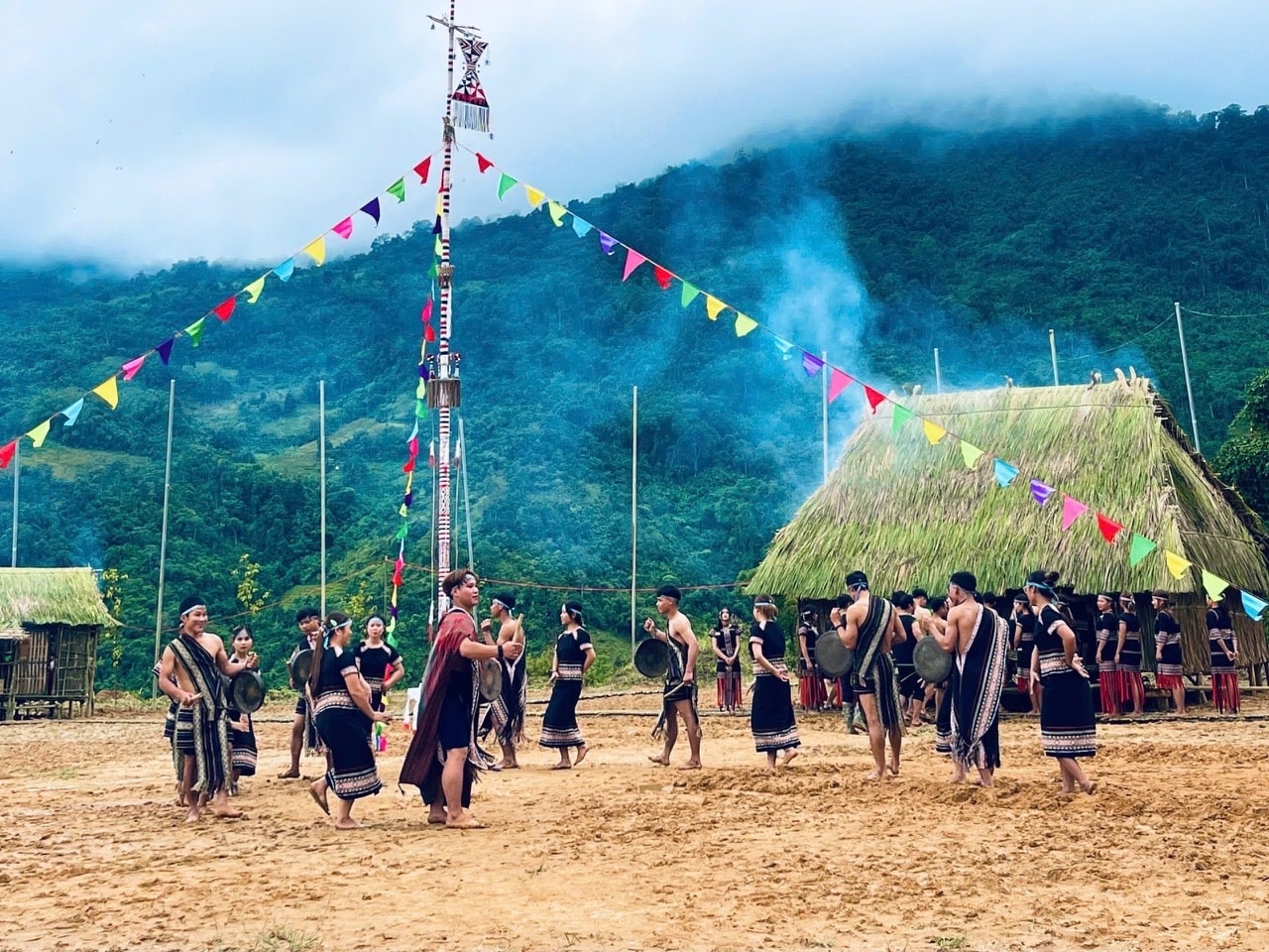 Múa cồng chiêng nét văn hoá đặc trưng của đồng bào Xơ Đăng tại các lễ hội. Ảnh: TRUNG LÊ