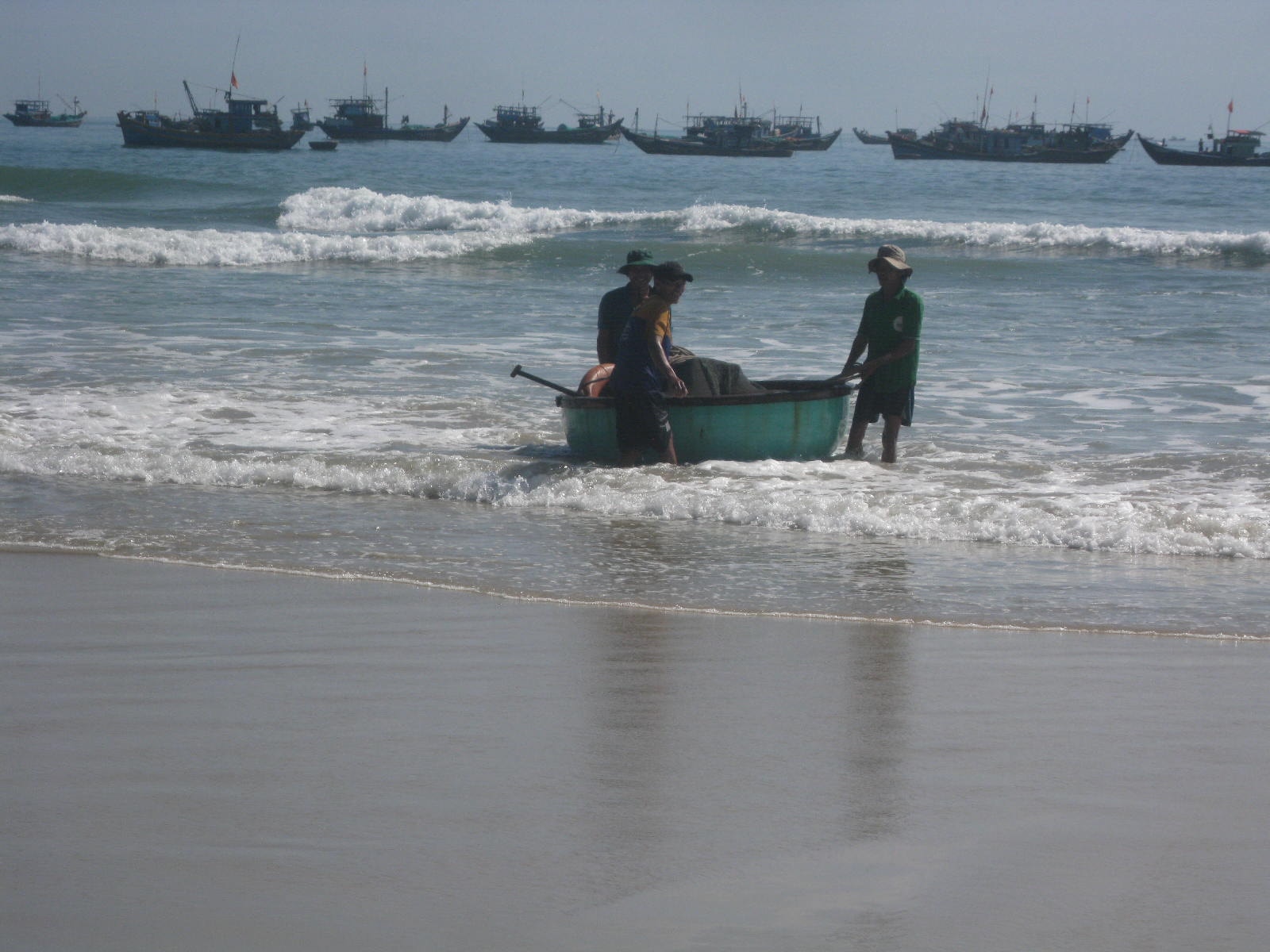 Bãi biển Hà Lộc Tam Xuân sạch đẹp. Ảnh VĂN PHIN