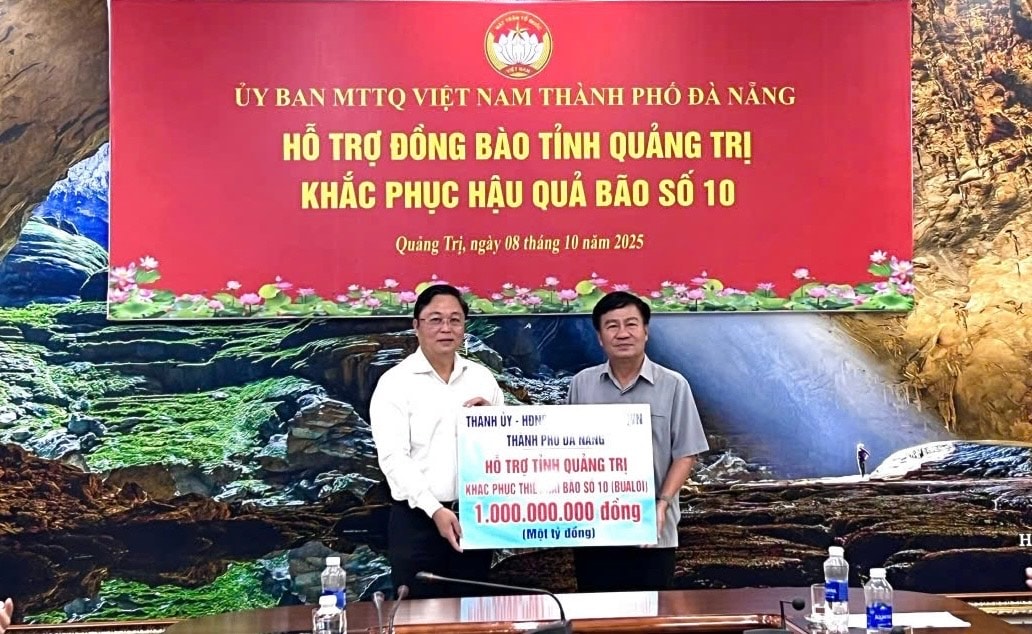 Chủ tịch Ủy ban MTTQ Việt Nam thành phố Lê Trí Thanh (bên trái) trao số tiền 1 tỷ đồng của thành phố Đà Nẵng ủng hỗ tỉnh Quảng Trị. Ảnh: NGỌC ĐOAN