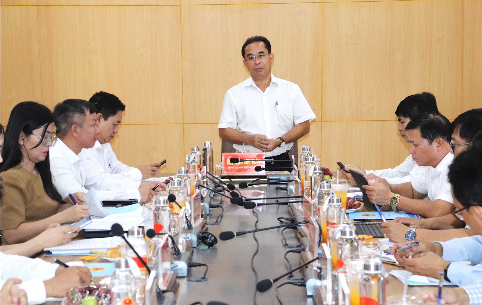 Vice ordförande för stadens folkkommitté, Tran Anh Tuan, talade vid arbetsmötet med folkkommittén i Hoa Khanh-distriktet. Foto: NGOC HA