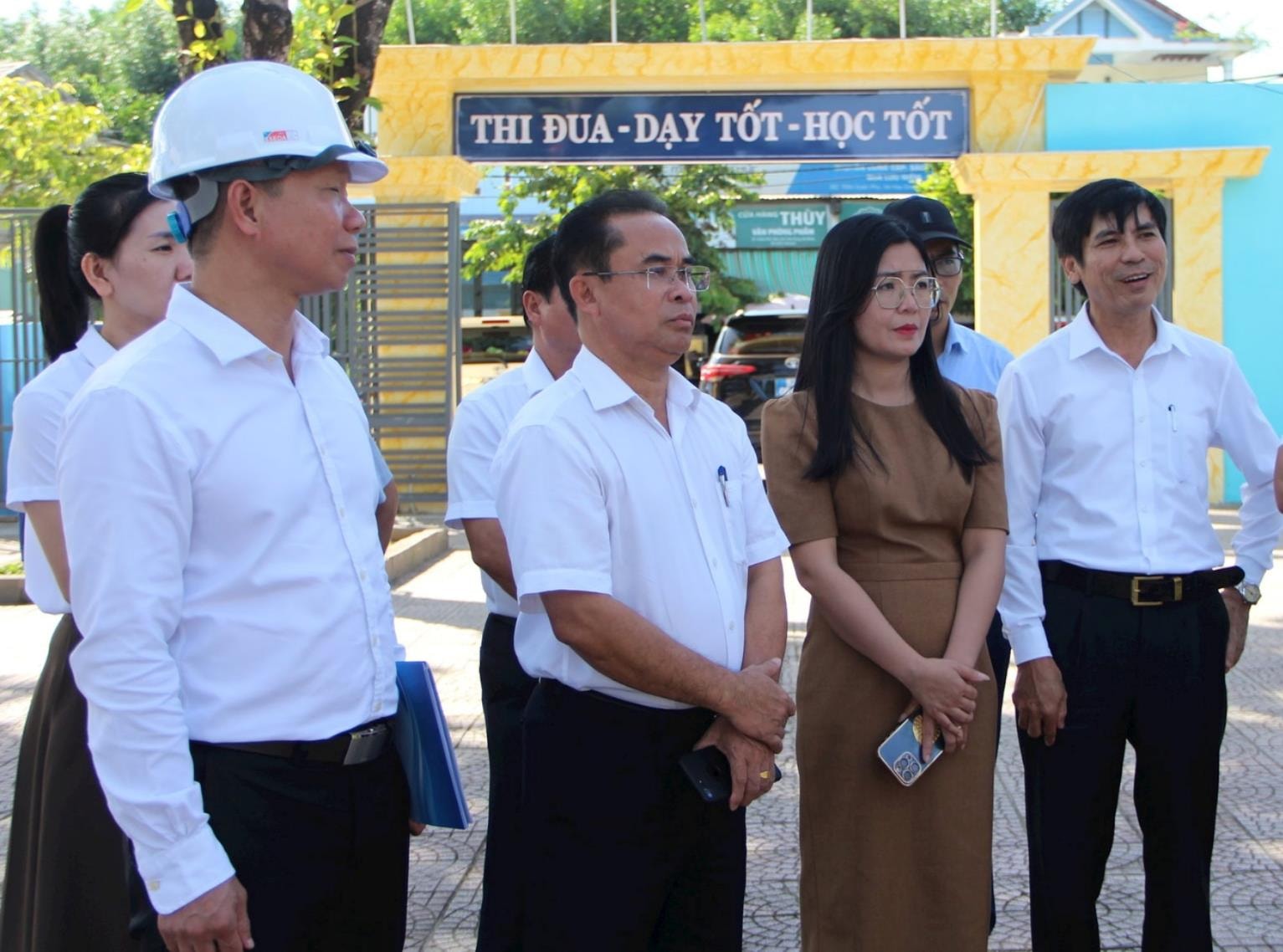 អនុប្រធានគណៈកម្មាធិការប្រជាជនទីក្រុង លោក Tran Anh Tuan បានចុះត្រួតពិនិត្យសាលាបឋមសិក្សា Hoa Son លេខ១ (សង្កាត់ Hoa Khanh)។ រូបថត៖ NGOC HA