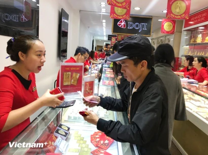 Giá vàng tiếp tục tăng mạnh lên mốc 142,5 triệu đồng. (Ảnh: Vietnam+)