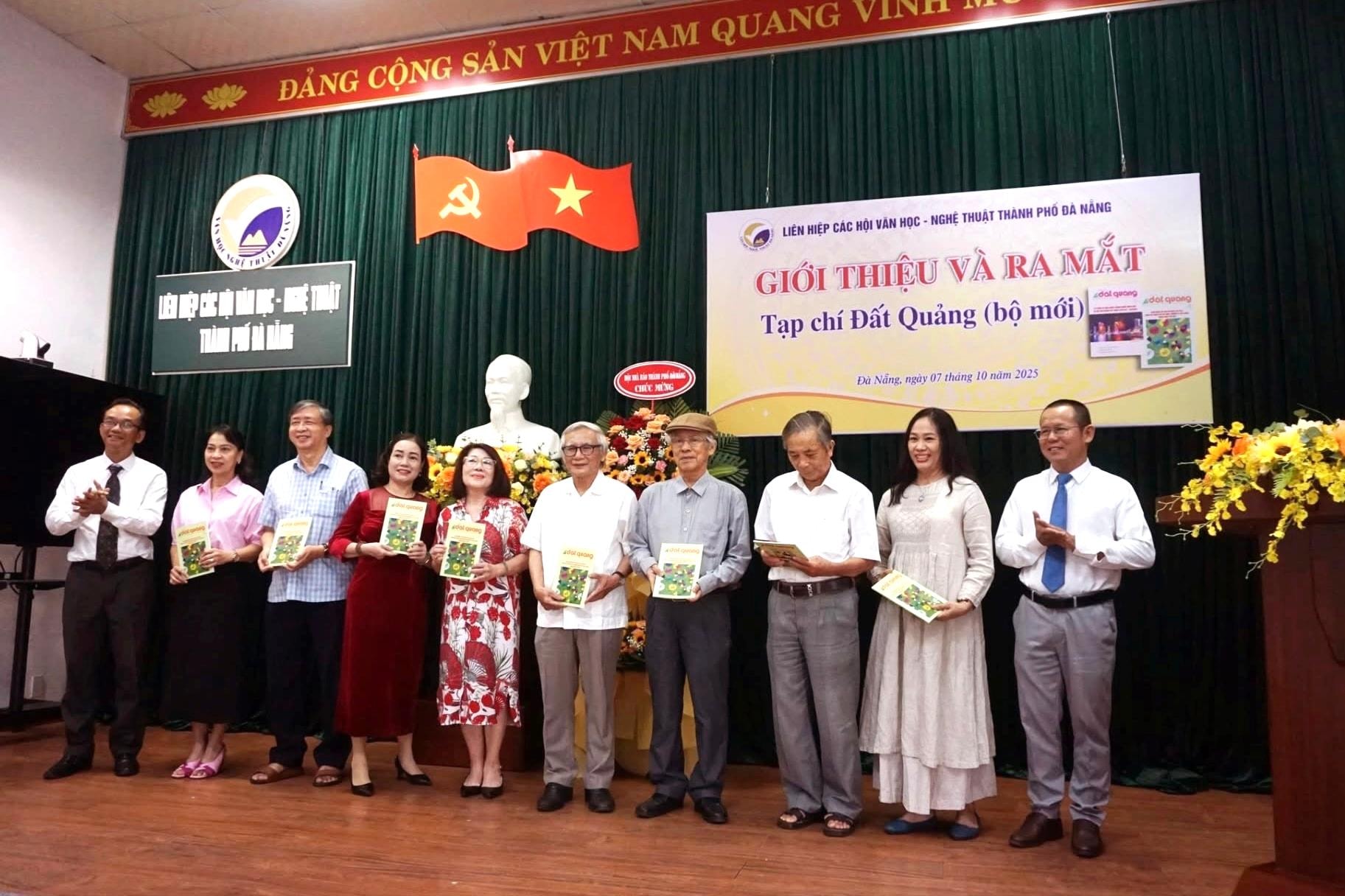 Các văn nghệ sĩ đón nhận Tạp chí Đất Quảng (bộ mới) tại lễ ra mắt tạp chí hôm 7/10. Ảnh: TÂM THƯ.