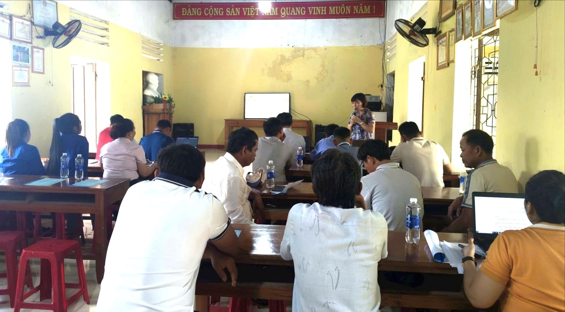 Phường Bàn Thạch tập huấn cho Tổ công nghệ số cộng đồng Thạch Tân. Ảnh: TÂM ĐAN