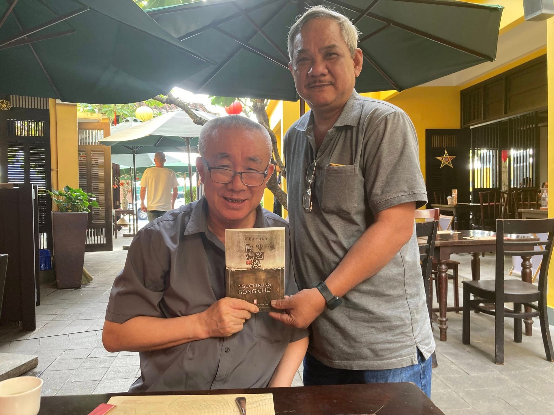 Nhà văn Phạm Xuân Hùng (phải) tặng sách nhà văn Nguyễn Quang Lập. Ảnh: Tư liệu