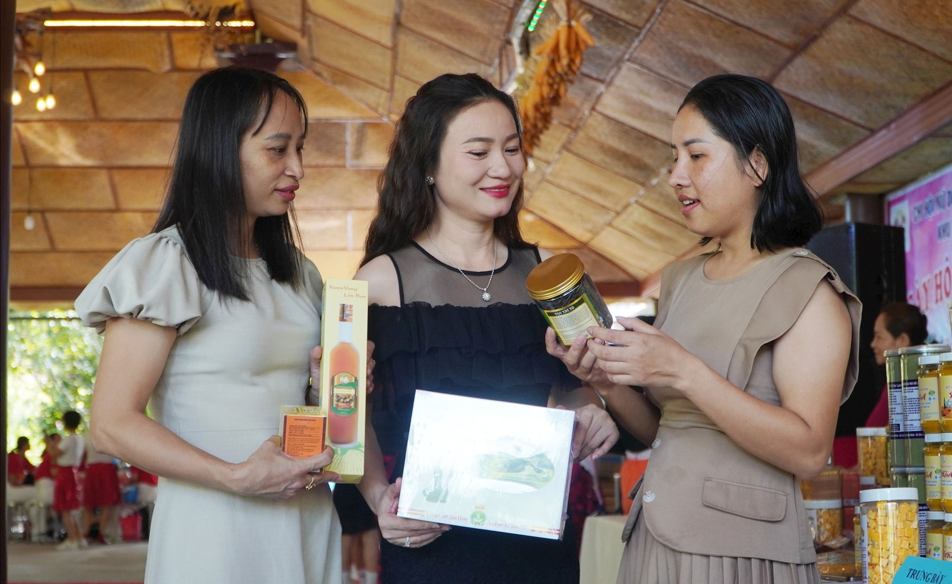 Các nữ doanh nhân chia sẻ, giới thiệu sản phẩm và kết nối giao thương tại sự kiện diễn ra tại xã Thạnh Bình