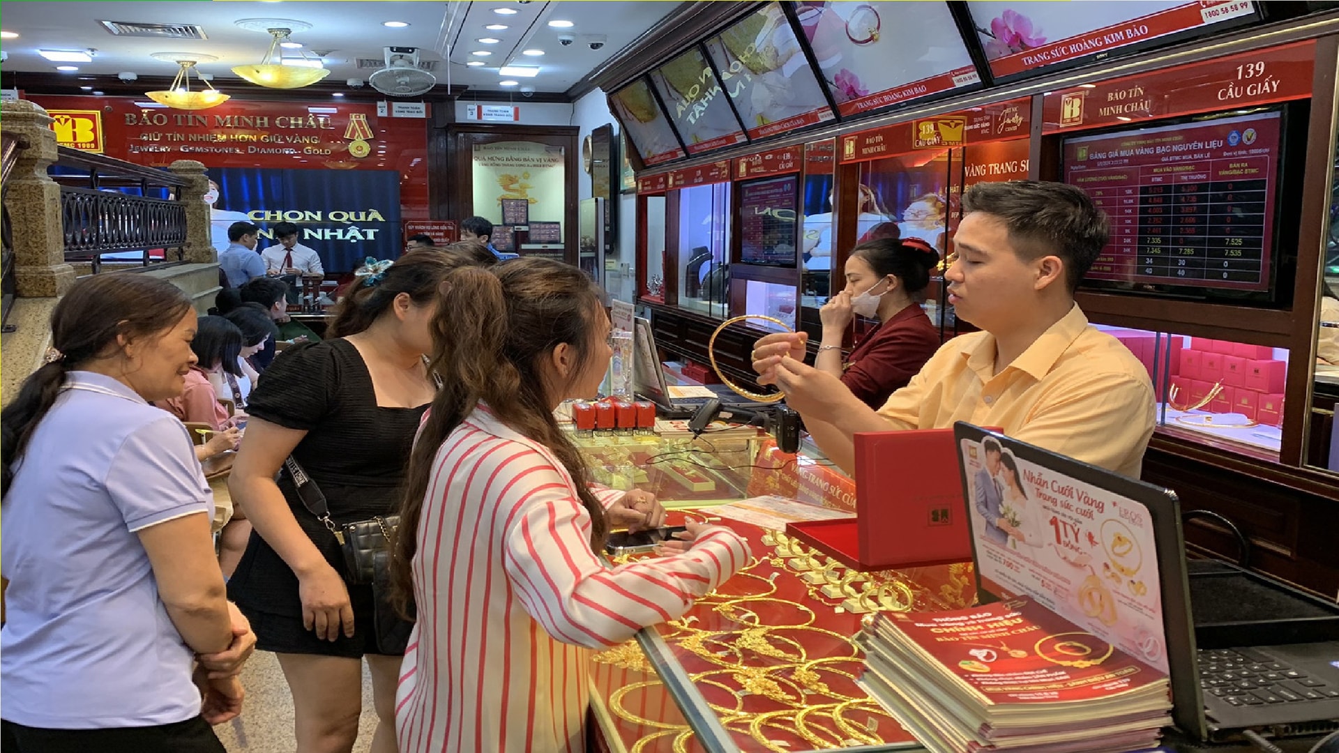 Giá vàng chiều nay 11 10 2025 Giá vàng nhẫn, vàng SJC, DOJI, Mi Hồng, PNJ cập nhật mới nhất