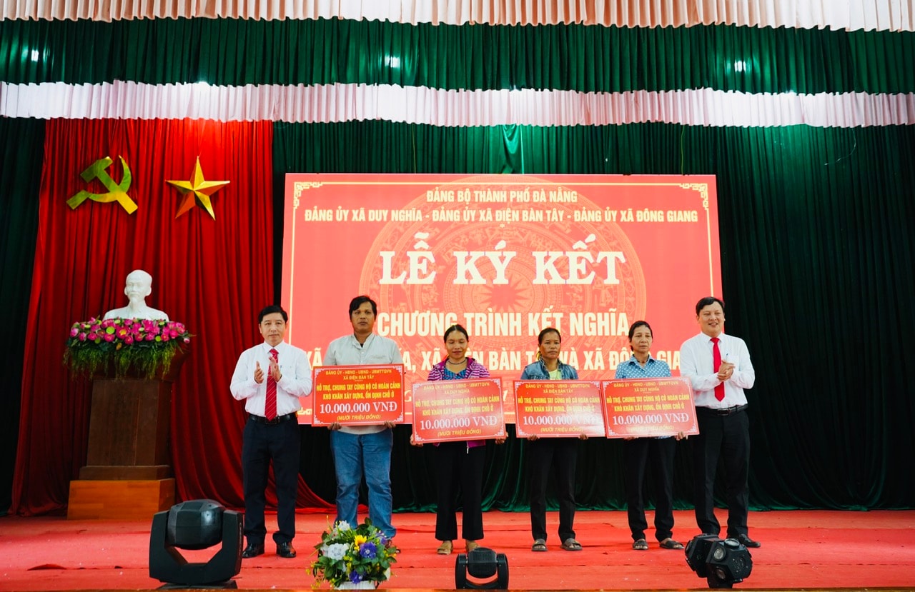 Xã Điện Bàn Tây và Duy Nghĩa trao hỗ trợ 4 gia đình khó khăn của Đông Giang xóa nhà tạm.