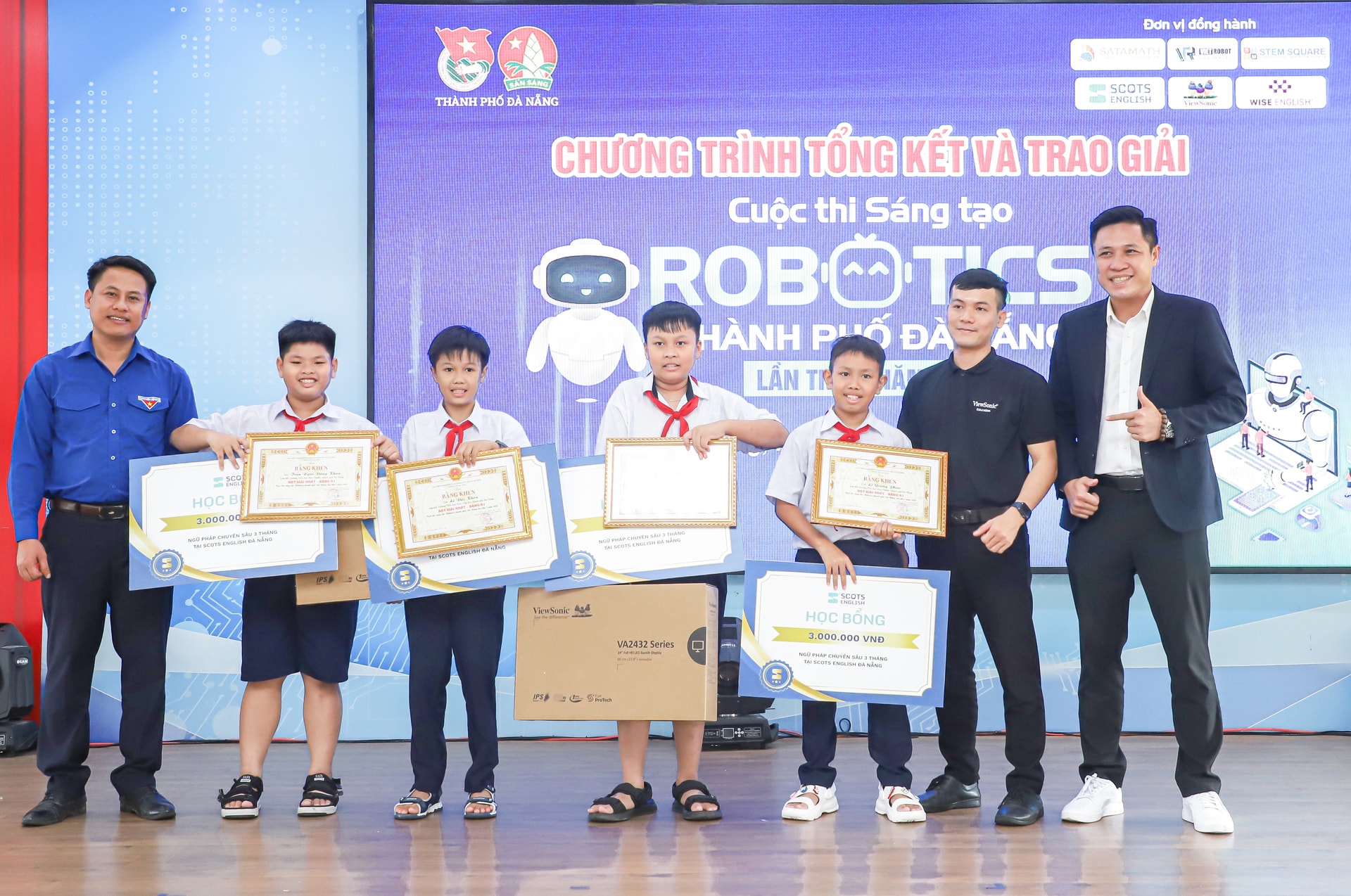 មនុស្សយន្ត ១២ គ្រឿង