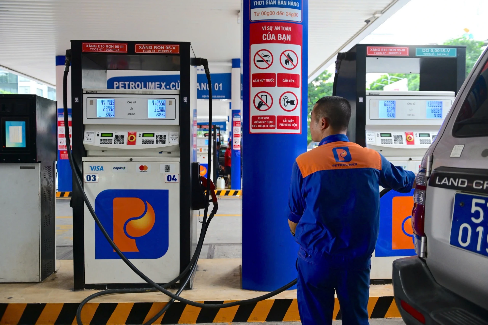 Giá xăng dầu hôm nay 12/10: Lao dốc hơn 4%