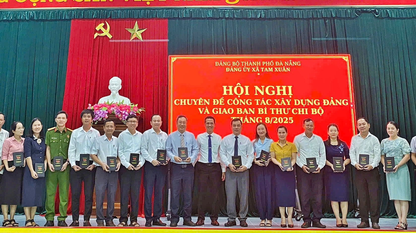 Anh 1 - ra mat chi bo gan dan sat dan xa Tam Xuan