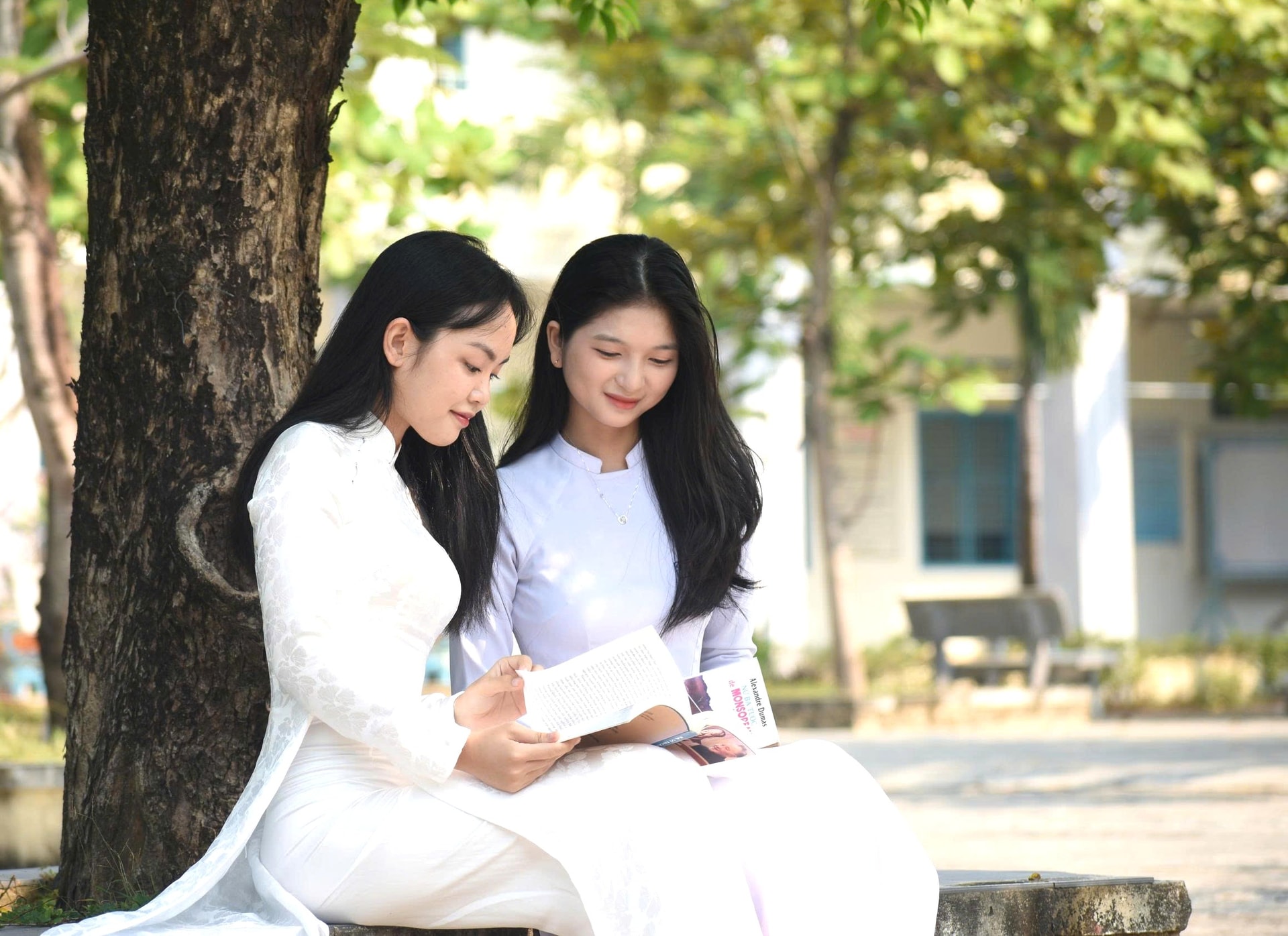  Hồ Việt Hà (bên trái) là một trong những học sinh tiêu biểu được kết nạp Đảng tại Trường THPT Thanh Khê. Ảnh: N.Q