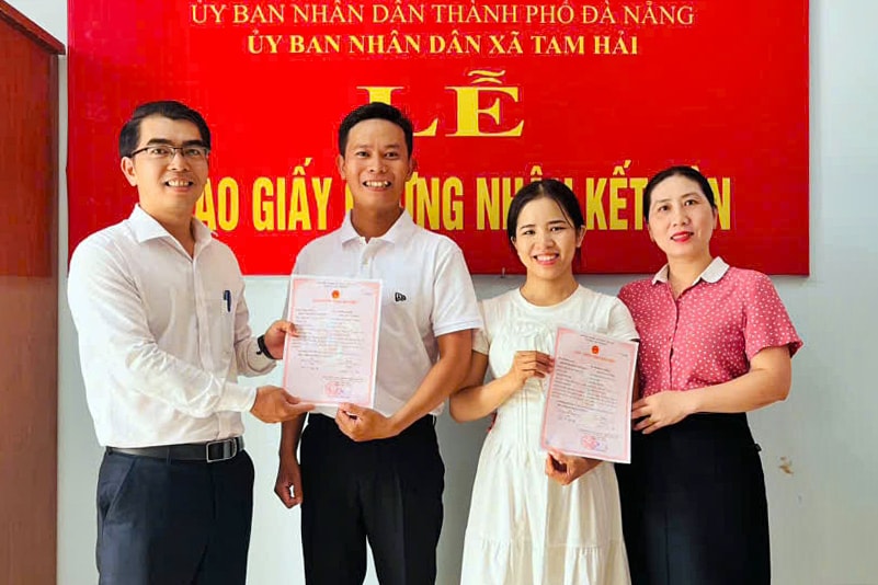 anh-2-trao-giay-dang-ky-ket-hon-cho-o-nguyen-van-do.jpg