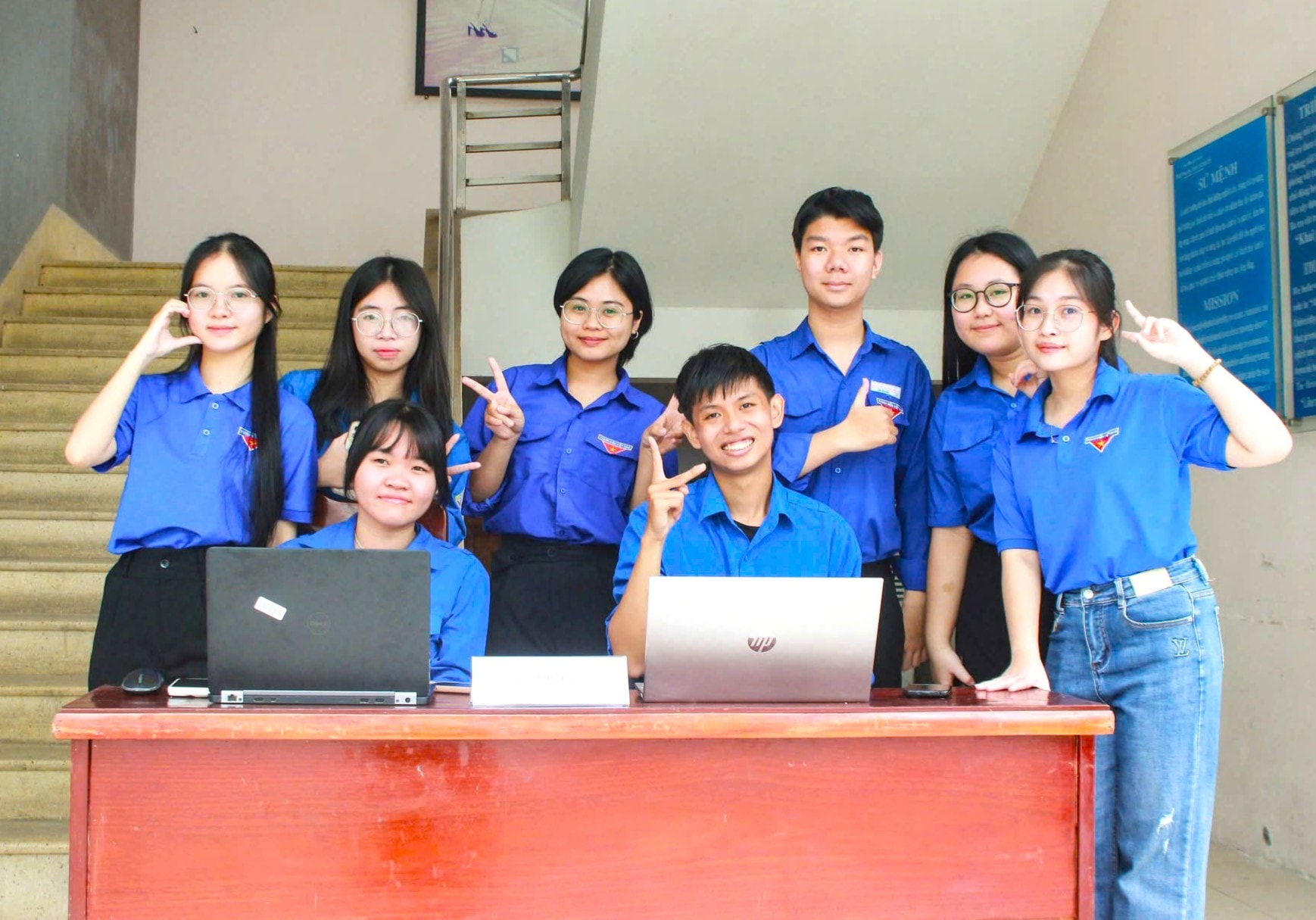 Huỳnh Nguyễn Ngọc Linh (bên phải) kết nạp Đảng tại Trường THPT huyên Nguyễn Bỉnh Khiêm năm 2023, hiện tích cực tham gia hoạt động Đoàn tại Trường Đại học Kinh tế (Đại học Đà Nẵng) đóng góp sức trẻ cho cộng đồng. Ảnh: N.Q