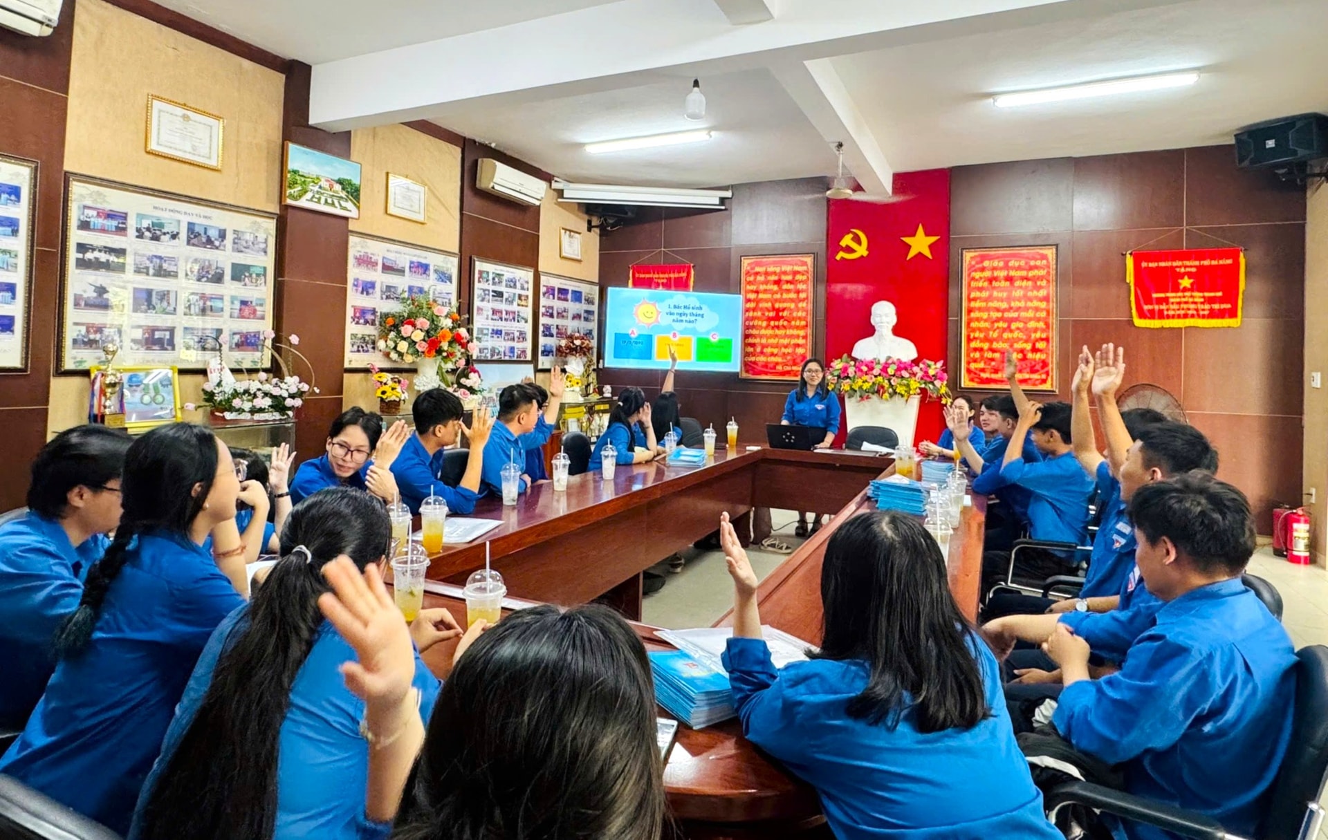 Trường THPT Thanh Khê (phường Thanh Khê) tổ chức các hoạt động ngoại khóa, giúp học sinh rèn luyện, phấn đấu trở thành đảng viên. Ảnh: K.T