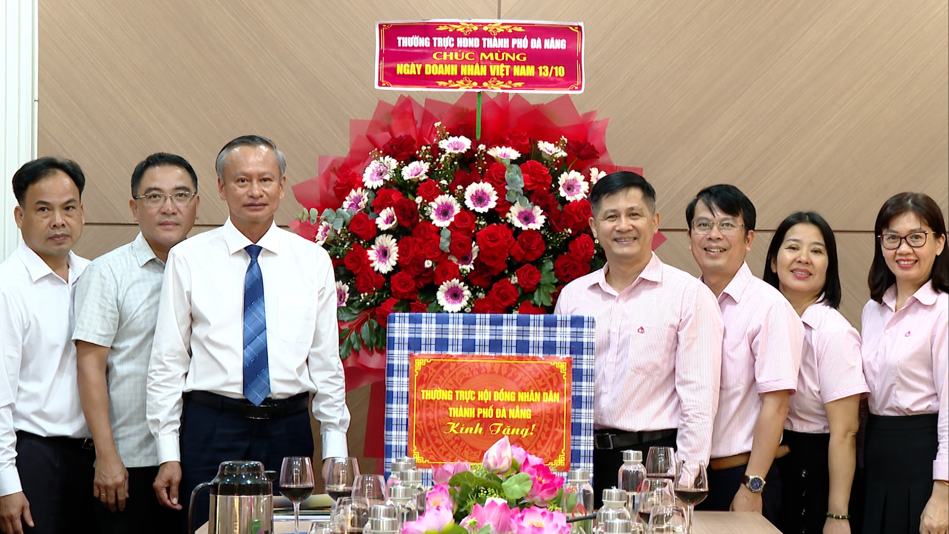 De vicevoorzitter van de gemeenteraad, Doan Ngoc Hung Anh (derde van links), feliciteerde de gemeentelijke afdeling van de Sociale Beleidsbank ter gelegenheid van de Vietnamese Ondernemersdag op 13 oktober.