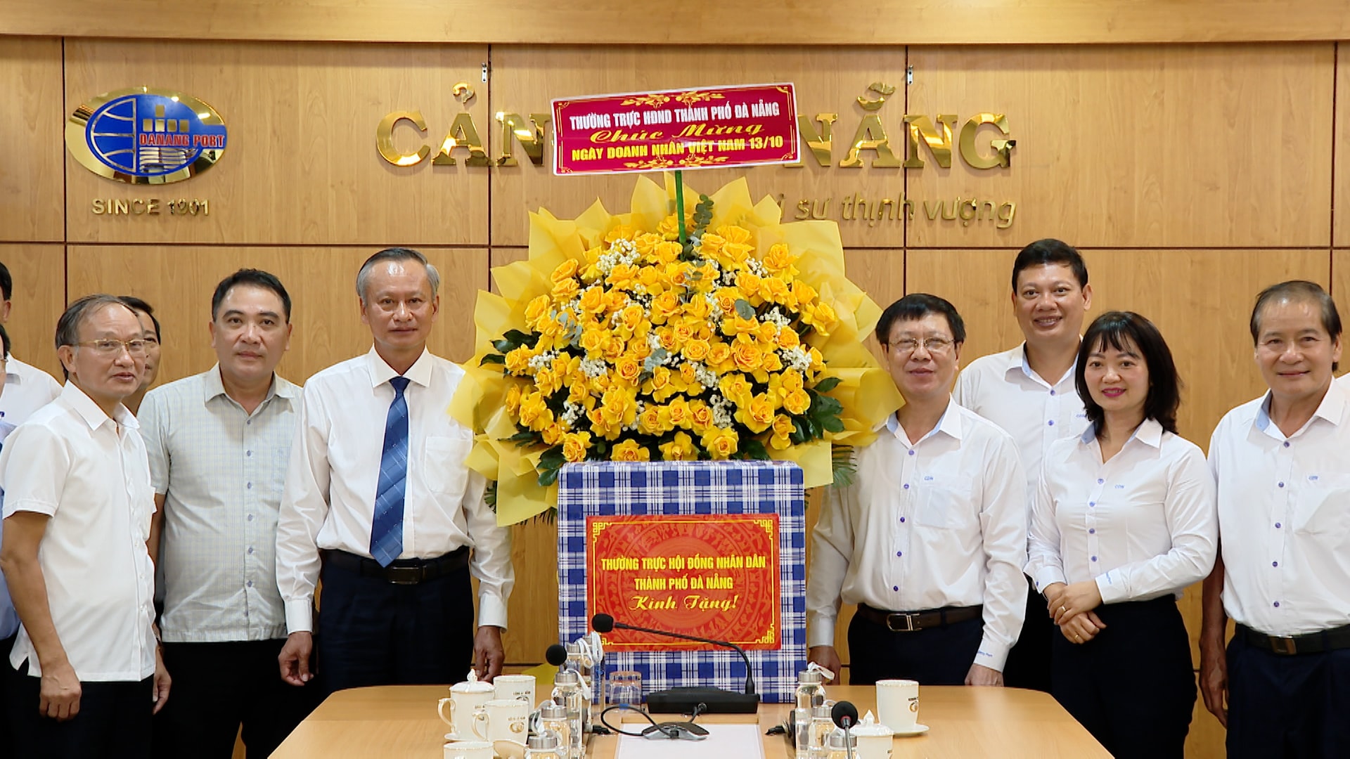 De vicevoorzitter van de gemeenteraad, Doan Ngoc Hung Anh (derde van links), feliciteerde de Da Nang Port Joint Stock Company ter gelegenheid van de Vietnamese Ondernemersdag op 13 oktober.
