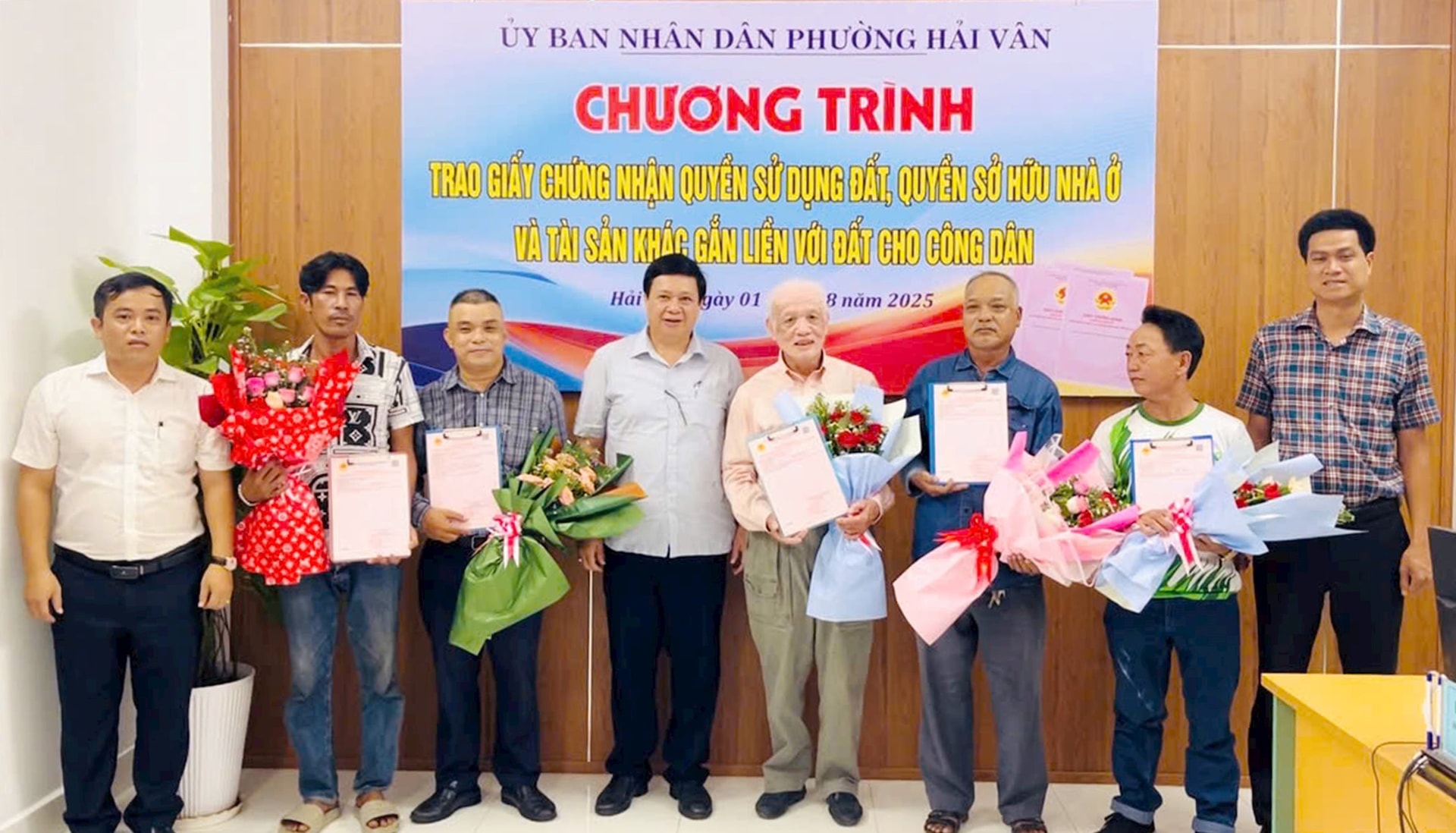 UBND phường Hải Vân trao “sổ hồng” và tặng hoa chúc mừng các công dân. Ảnh: CTV