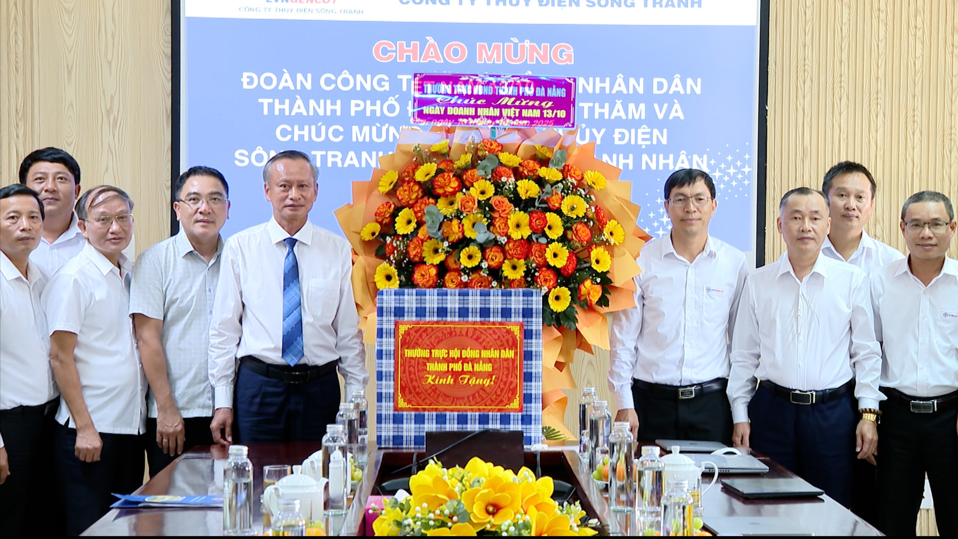 De vicevoorzitter van de gemeenteraad, Doan Ngoc Hung Anh (vijfde van links), feliciteerde Song Tranh Hydropower Company - een filiaal van Power Generation Corporation 1 ter gelegenheid van de Vietnamese Ondernemersdag op 13 oktober.