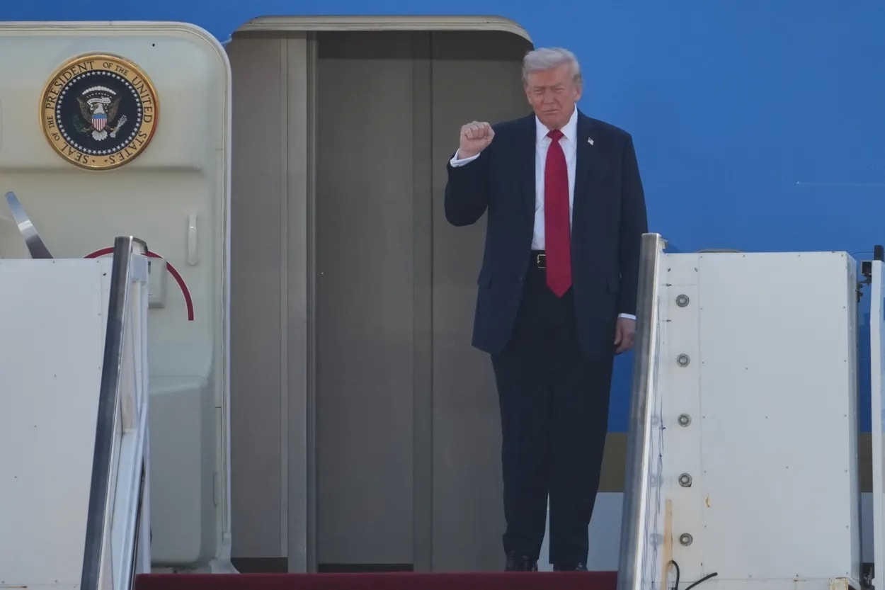 Tổng thống Mỹ Donald Trump đến Israel trên chuyên cơ Air Force One ngày 13/10. Ảnh: AP/Ariel Schalit