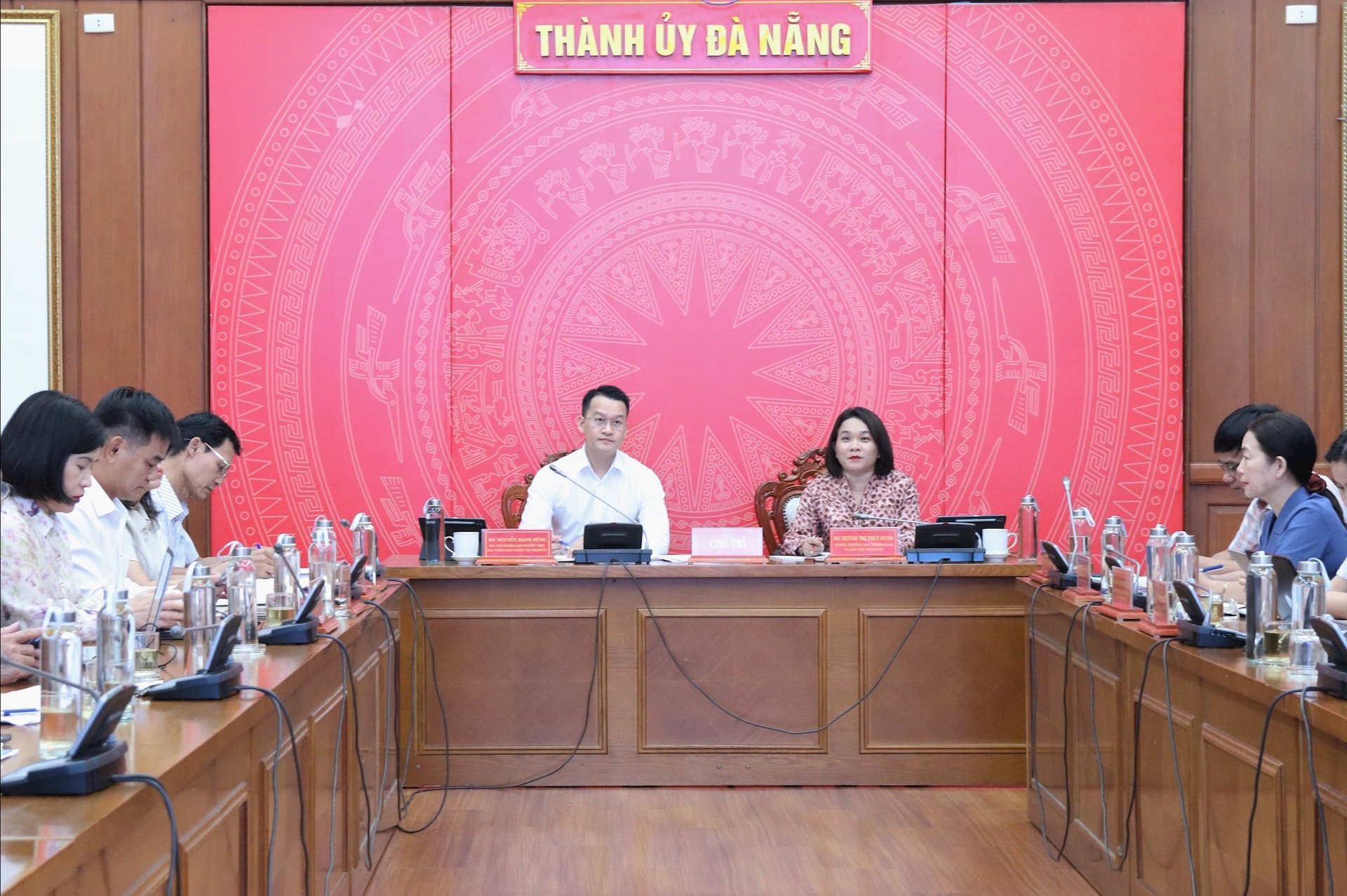 Trưởng ban Tuyên giáo và Dân vận Thành ủy Huỳnh Thị Thùy Dung và Phó Trưởng ban Thường trực Ban Tuyên giáo và Dân vận Thành ủy Nguyễn Mạnh Dũng chủ trì hội nghị. Ảnh: TRỌNG