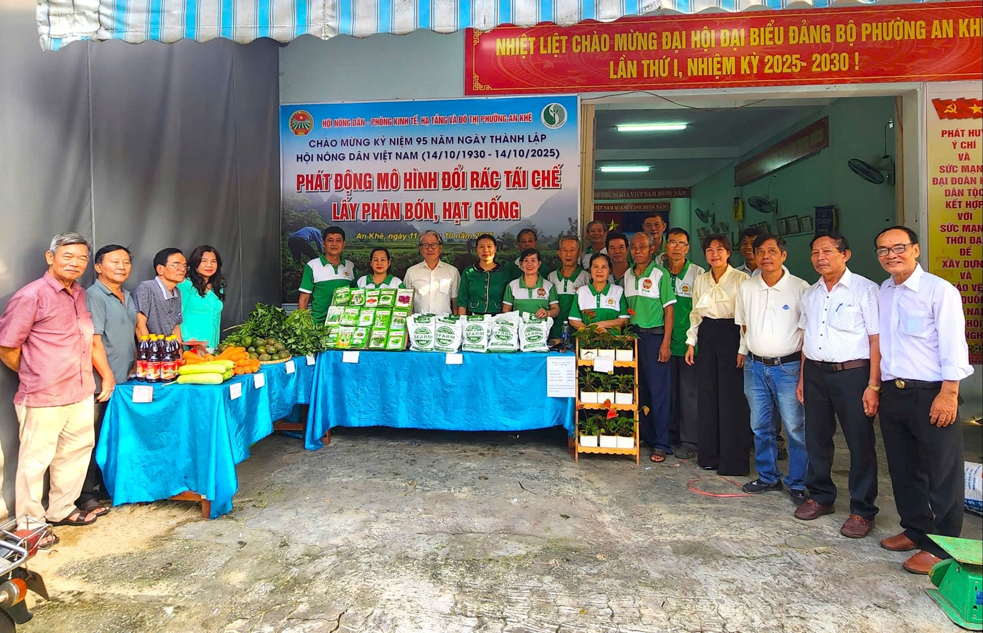 Hội Nông dân phường An Khê phối hợp Phòng Kinh tế, Hạ tầng và Đô thị phường triển khai mô hình “Đổi rác thải tái chế lấy phân bón và hạt giống”. Ảnh: N.Q