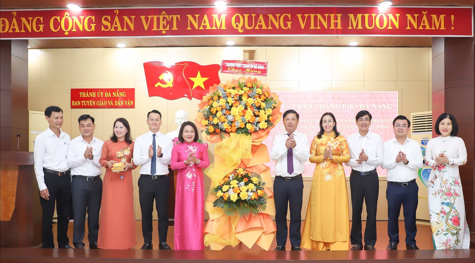 Bí thư Thành ủy Lương Nguyễn Minh Triết (thứ 5, bên phải sang) tặng hoa chúc mừng 95 năm ngày truyền thống công tác Dân vận của Đảng. Ảnh: NGỌC PHÚ