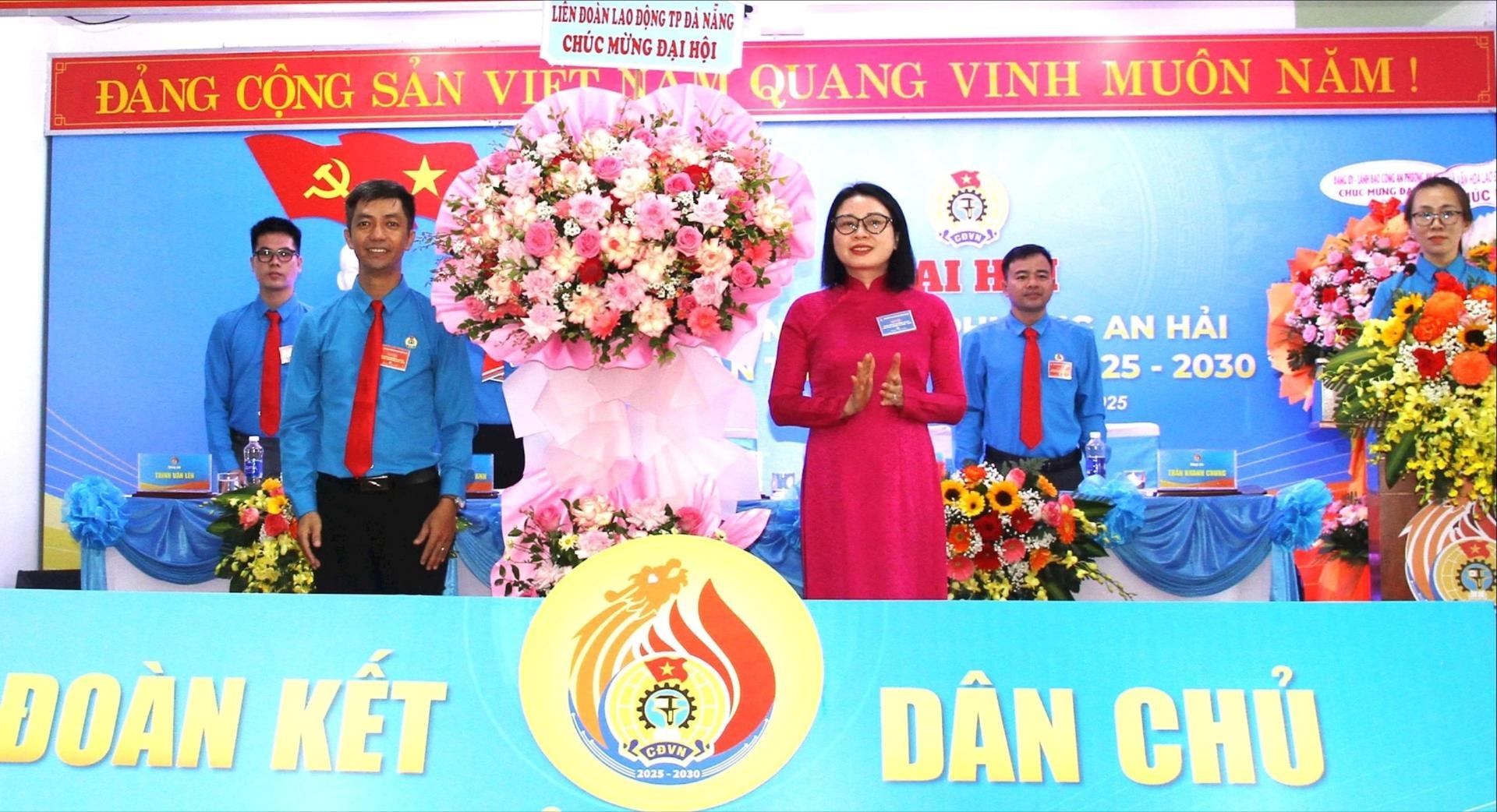 Chủ tịch Liên đoàn Lao động thành phố Phan Thị Thúy Linh (bên phải) tặng hoa chúc mừng đại hội. Ảnh: NGỌC HÀ