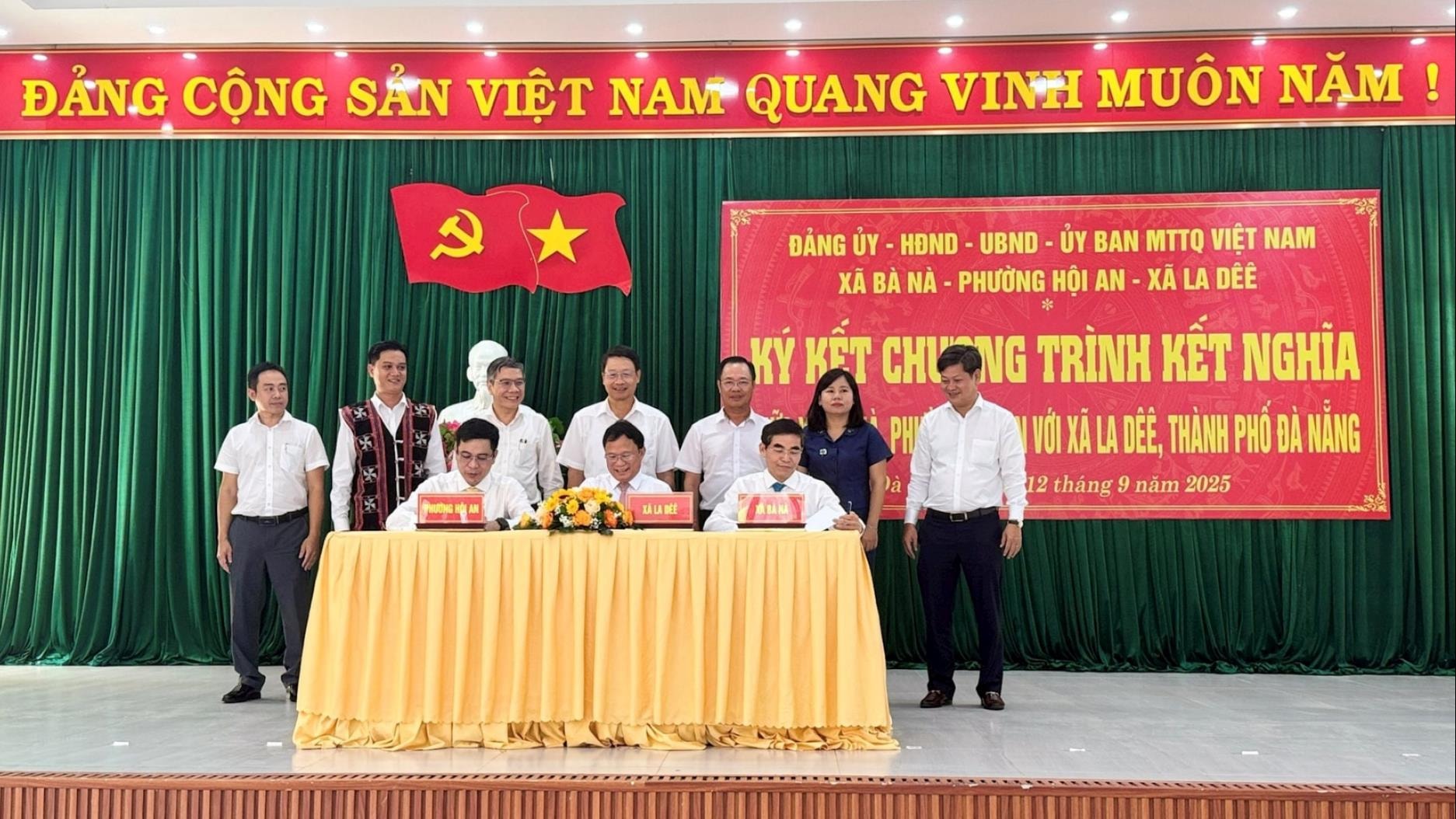 Đảng ủy xã Bà Nà, Đảng ủy phường Hội An và Đảng ủy xã La Dêê ký kết hợp tác kết nghĩa chia sẻ kinh nghiệm cùng phát triển. Ảnh: DIỆU MINH
