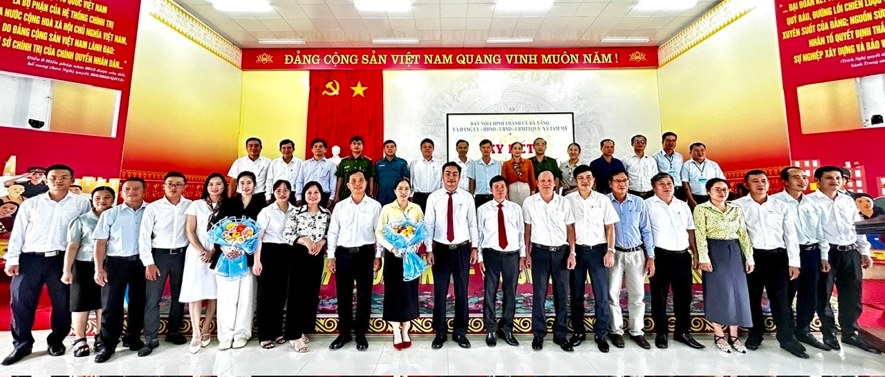 Trưởng Ban Nội chính Thành ủy Đà Nẵng Võ Công Chánh và đoàn công tác chụp hình lưu niệm với BCH Đảng bộ xã Tam Mỹ.