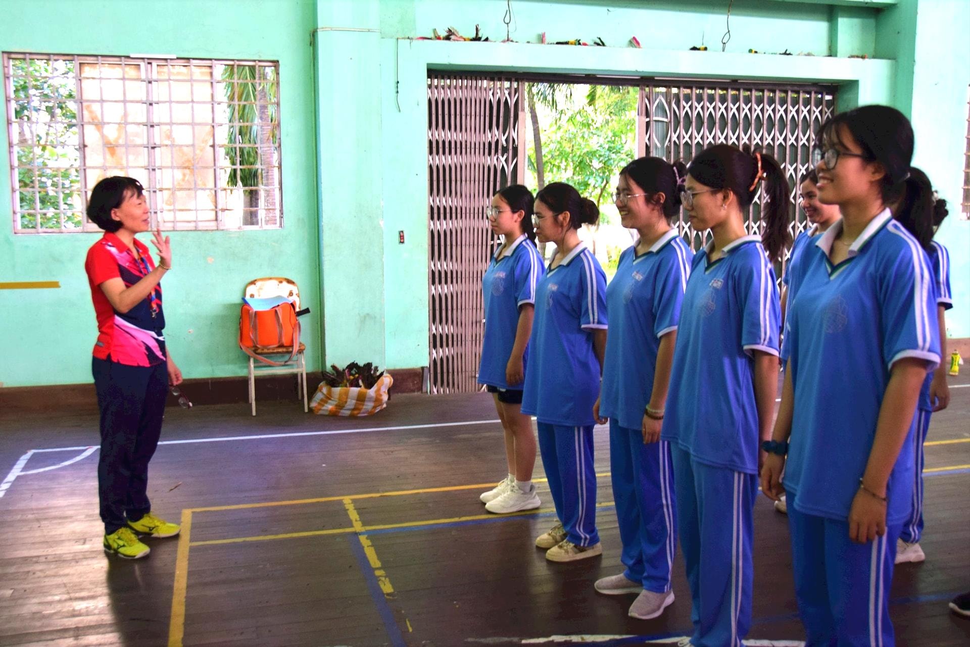 Những buổi học giáo dục thể chất của cô Phan Thị Thu Hương luôn diễn ra sôi nổi, nhiều tiếng cười. Ảnh: PHI NÔNG