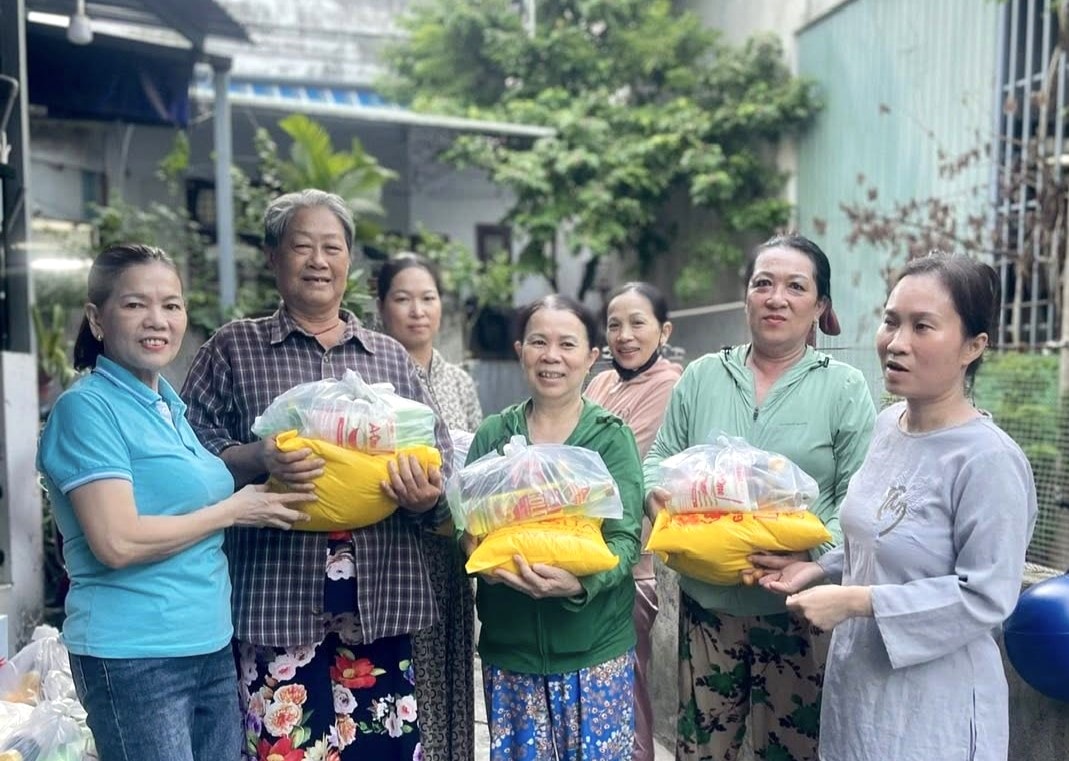 Associação de Mulheres Hoa Tho Dong 10 doa presentes a trabalhadores pobres e mulheres com deficiência. Foto: LAM PHUONG