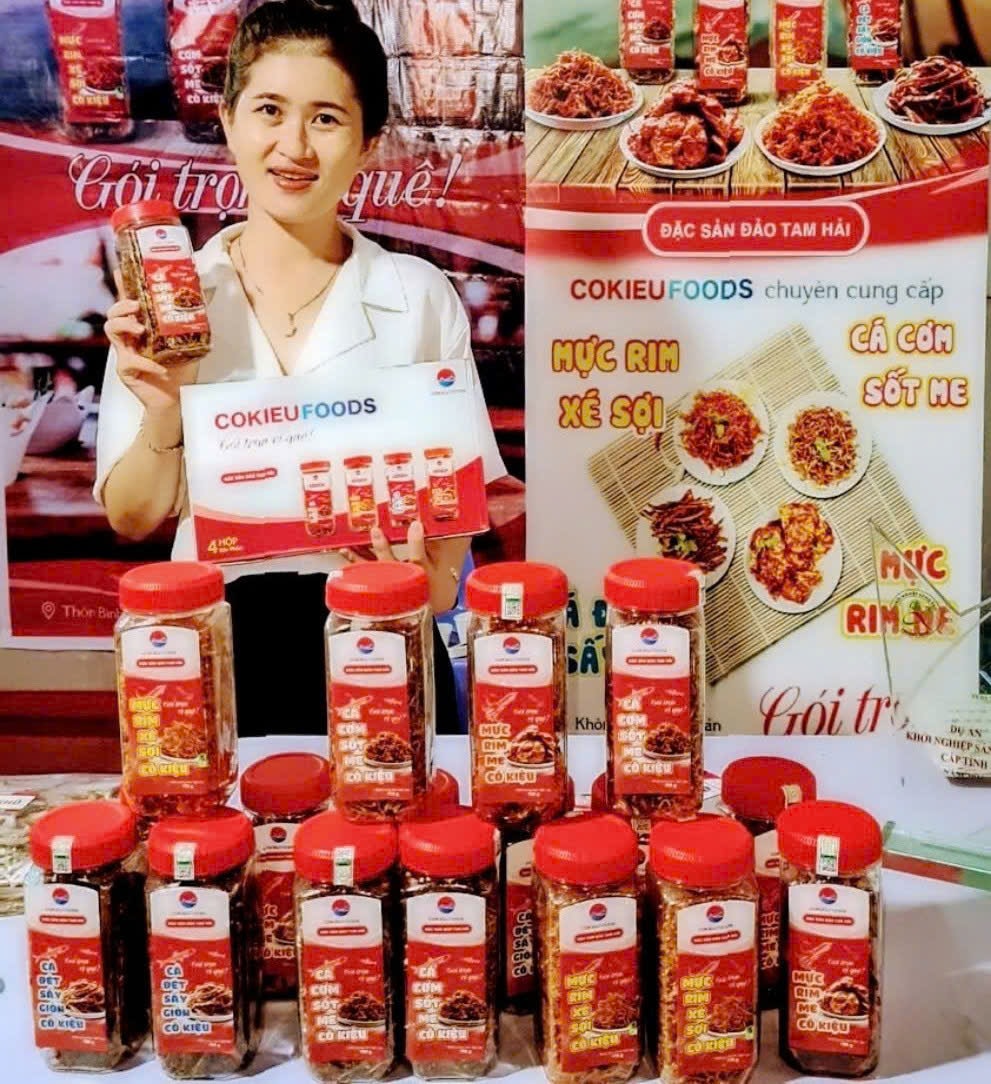Chị Lê Na với sản phẩm khởi nghiệp. Ảnh VĂN PHIN