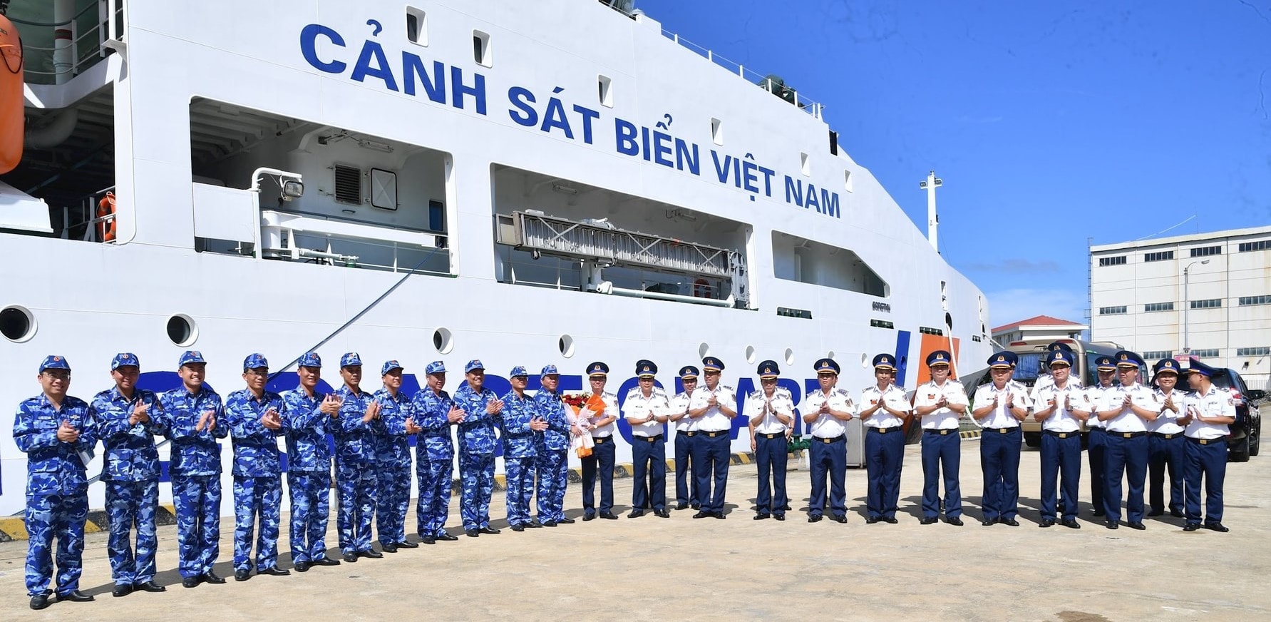 chinh-uy-btl-vung-csb-2-tang-hoa-chuc-mung-doan-cong-tac-btl-vung-csb-2-ket-thuc-chuyen-cong-tac-doi-ngoai-tai-philippines (1)