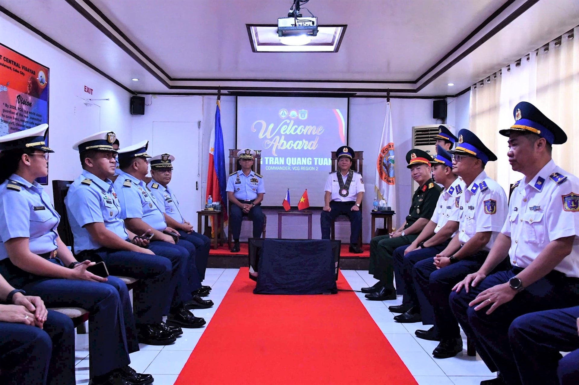 doan-cong-tac-btl-vung-canh-sat-bien-2-tham-tru-so-llbvbb-philippines-khu-vuc-trung-tam-viasayas-.jpg